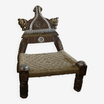 Chaise en bois sculpté et corde