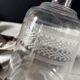 Carafe ancienne en verre gravé avec son bouchon