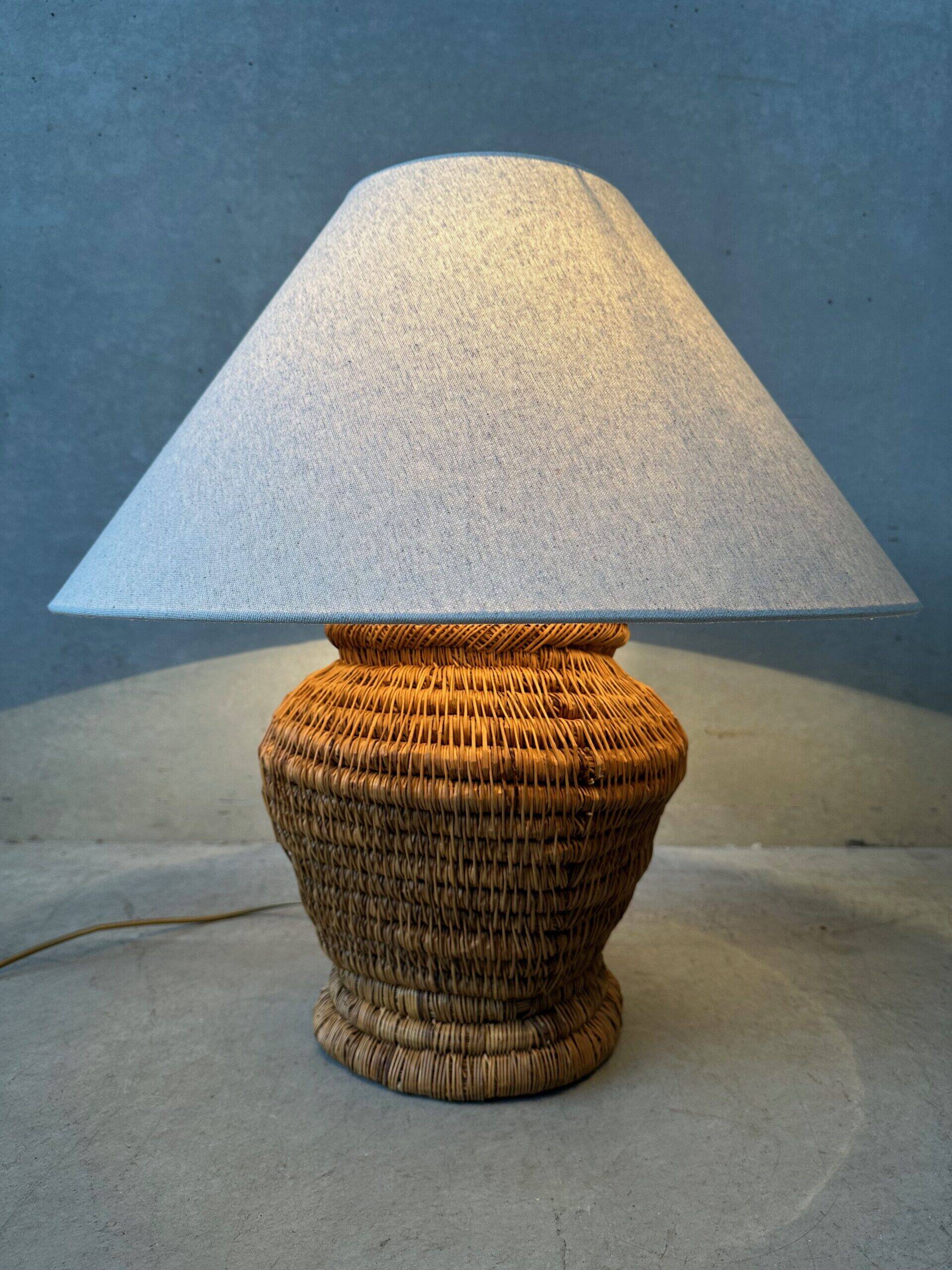 Lampe de table vintage – ancien pichet en rotin