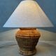 Lampe de table vintage – ancien pichet en rotin