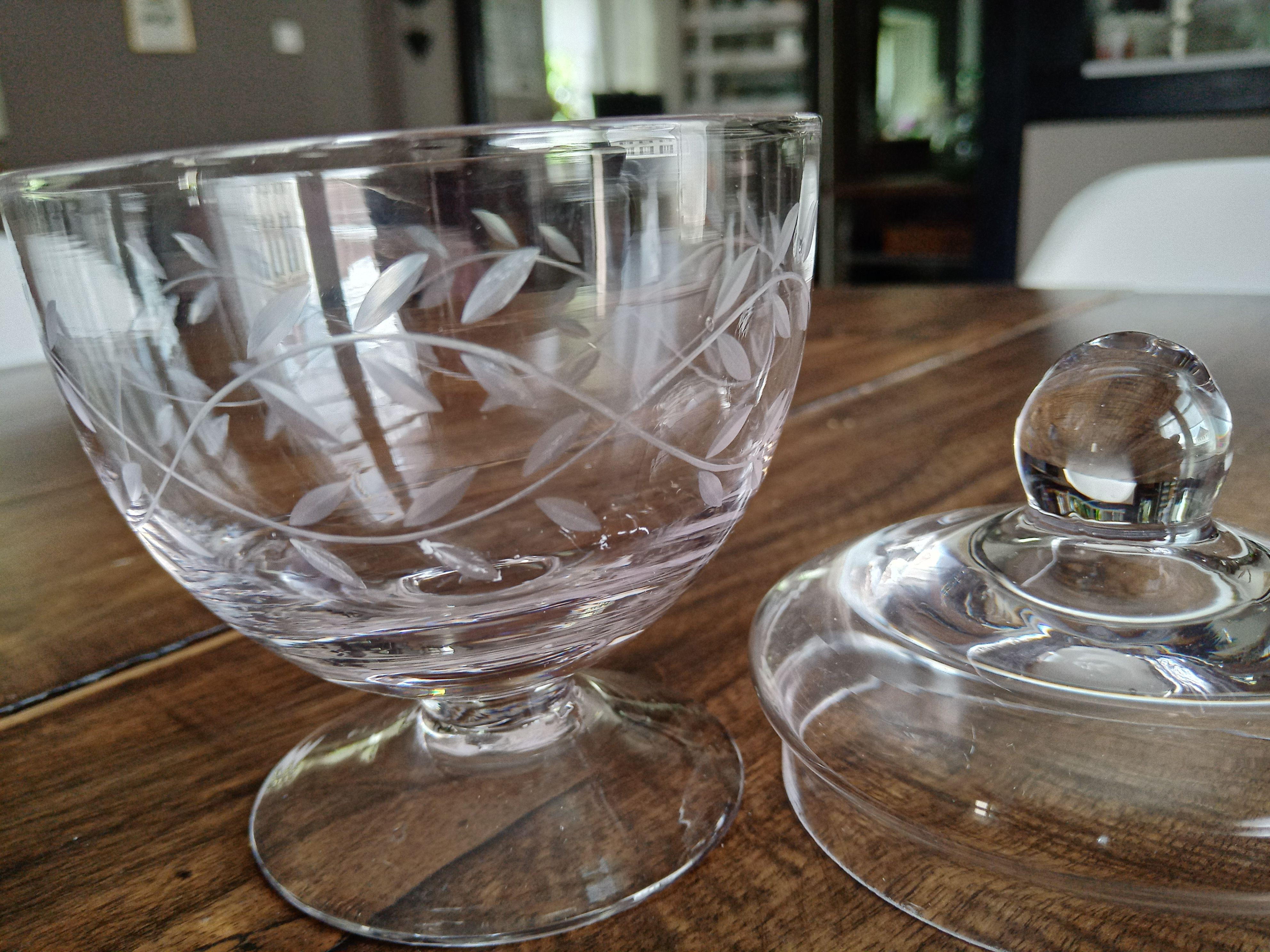 Vintage jewelry box in glass chiseled with leafy foliage on peder with lid
