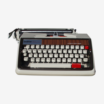 Beautiful typewriter Brother de Luxe