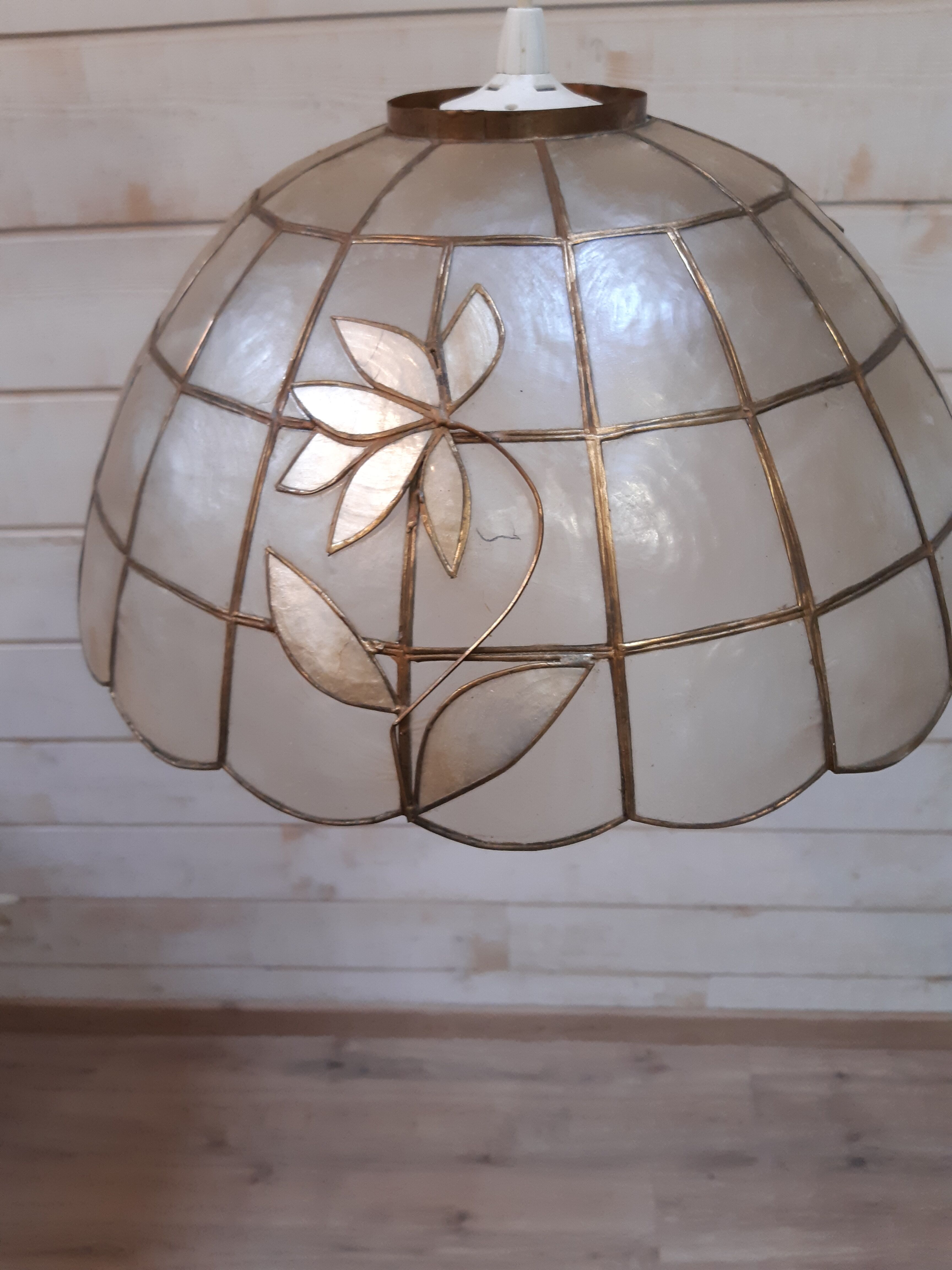 Mother-of-pearl suspension