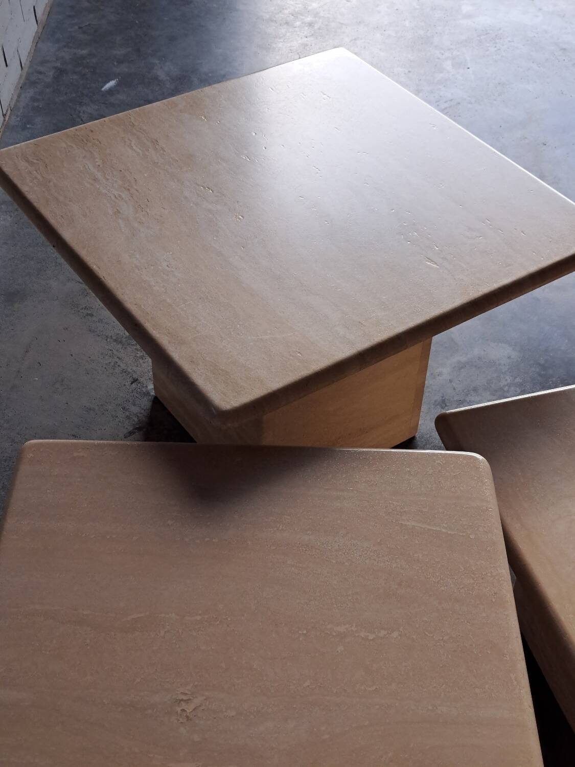 Tables gigognes travertin.