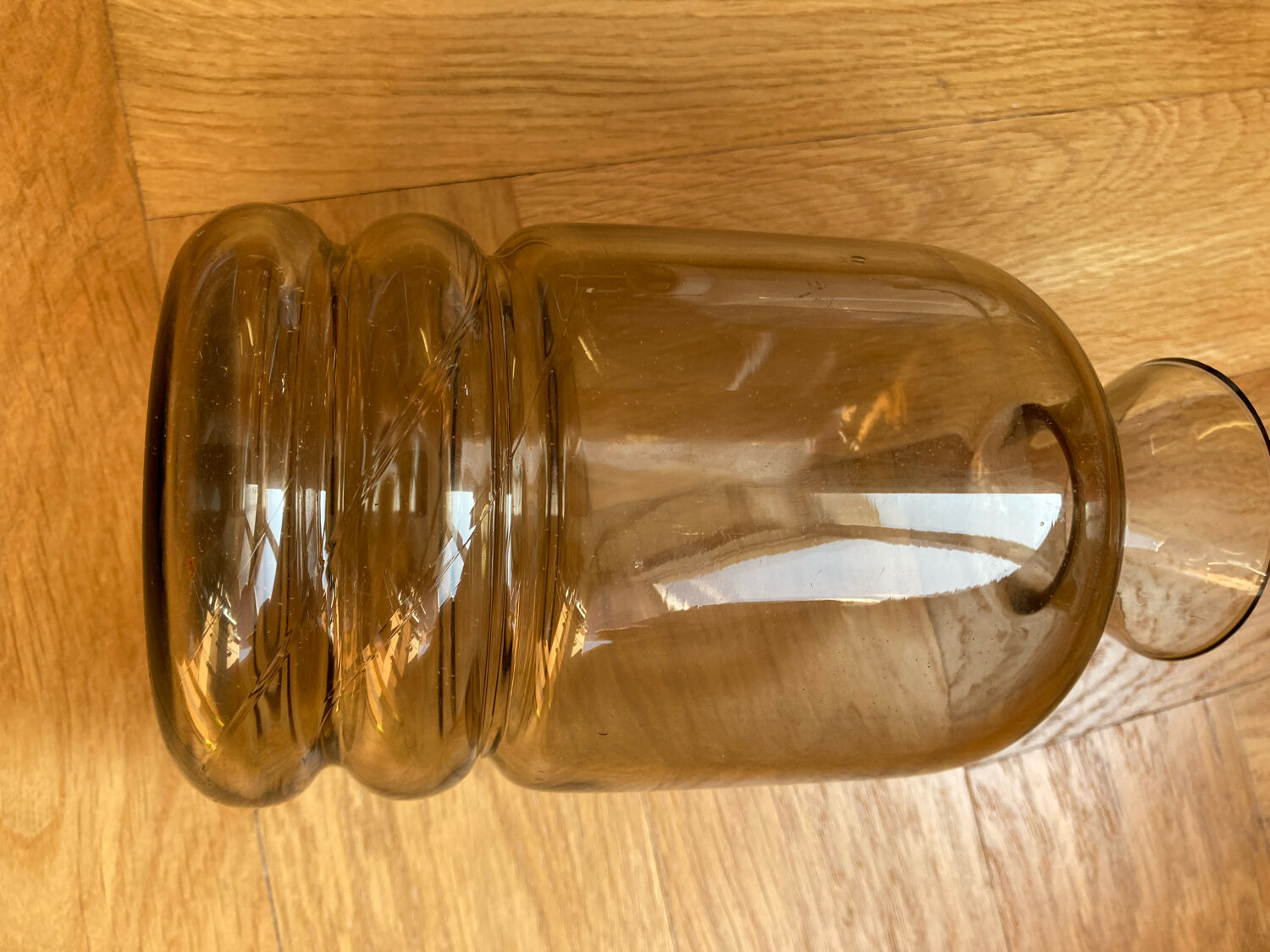 Carafe art déco en verre fumé
