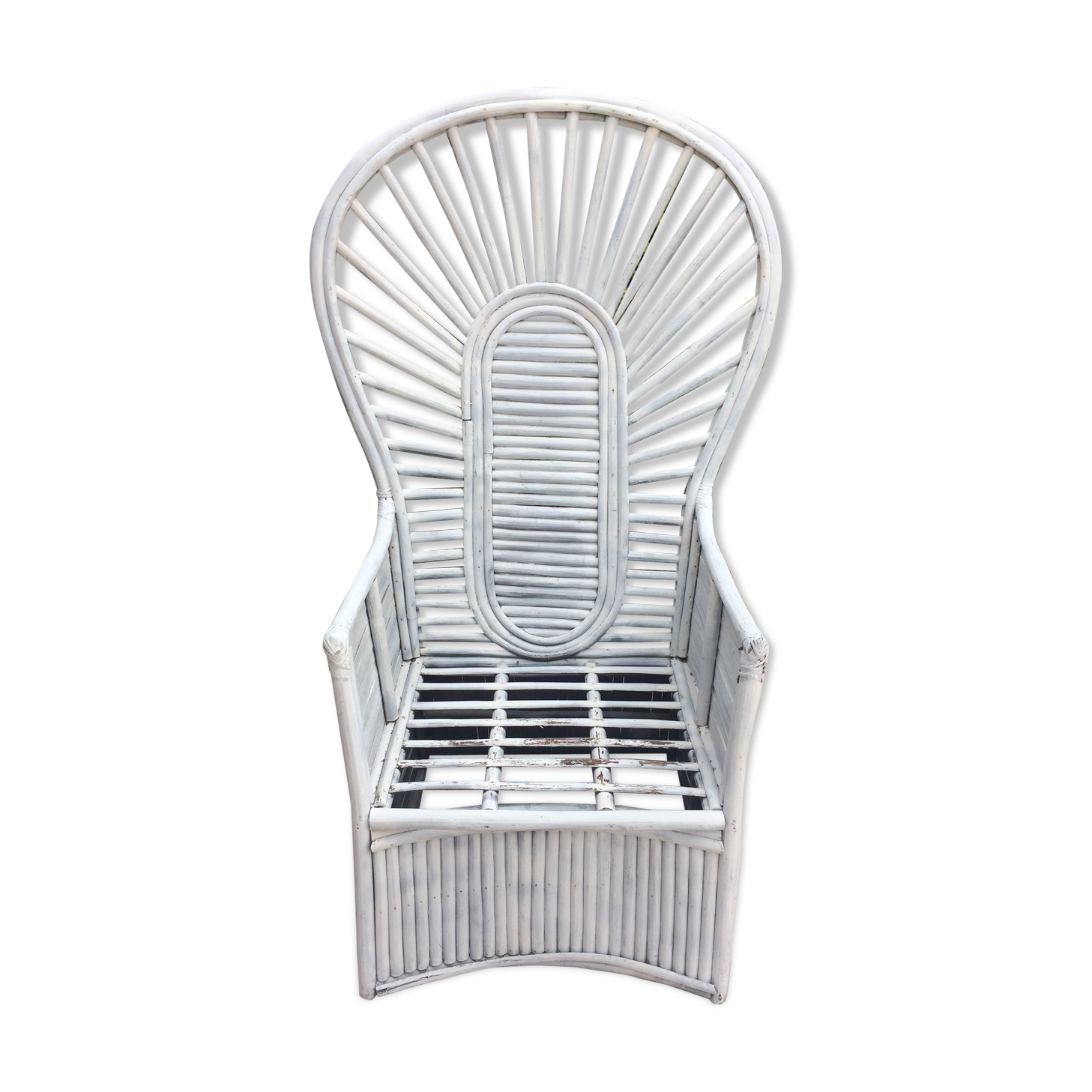 Fauteuil blanc en bambou, dans le style Emmanuelle années 60