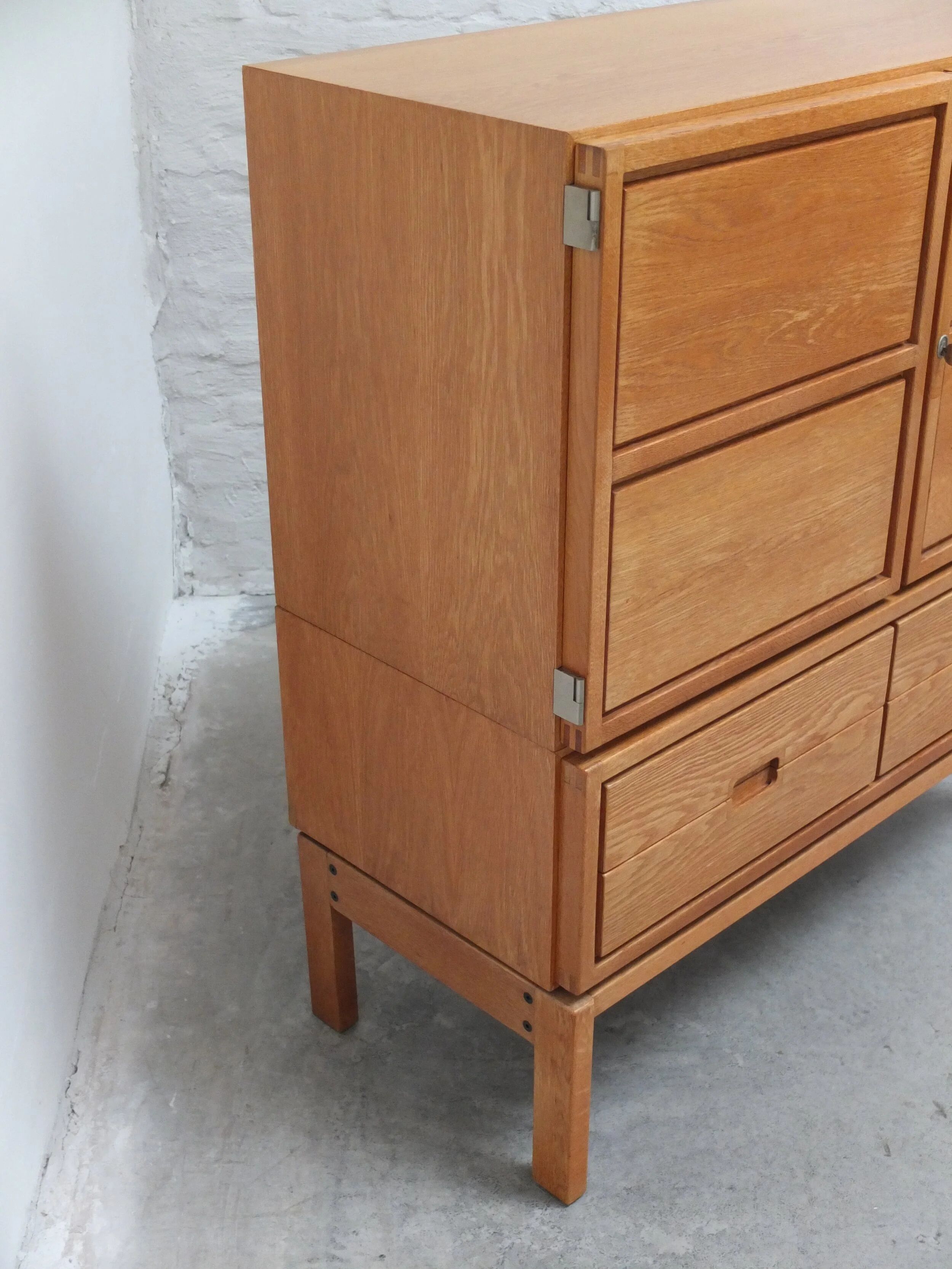 Decorative 'N-Line' bar cabinet in oak by P&J Neirinck, 1968