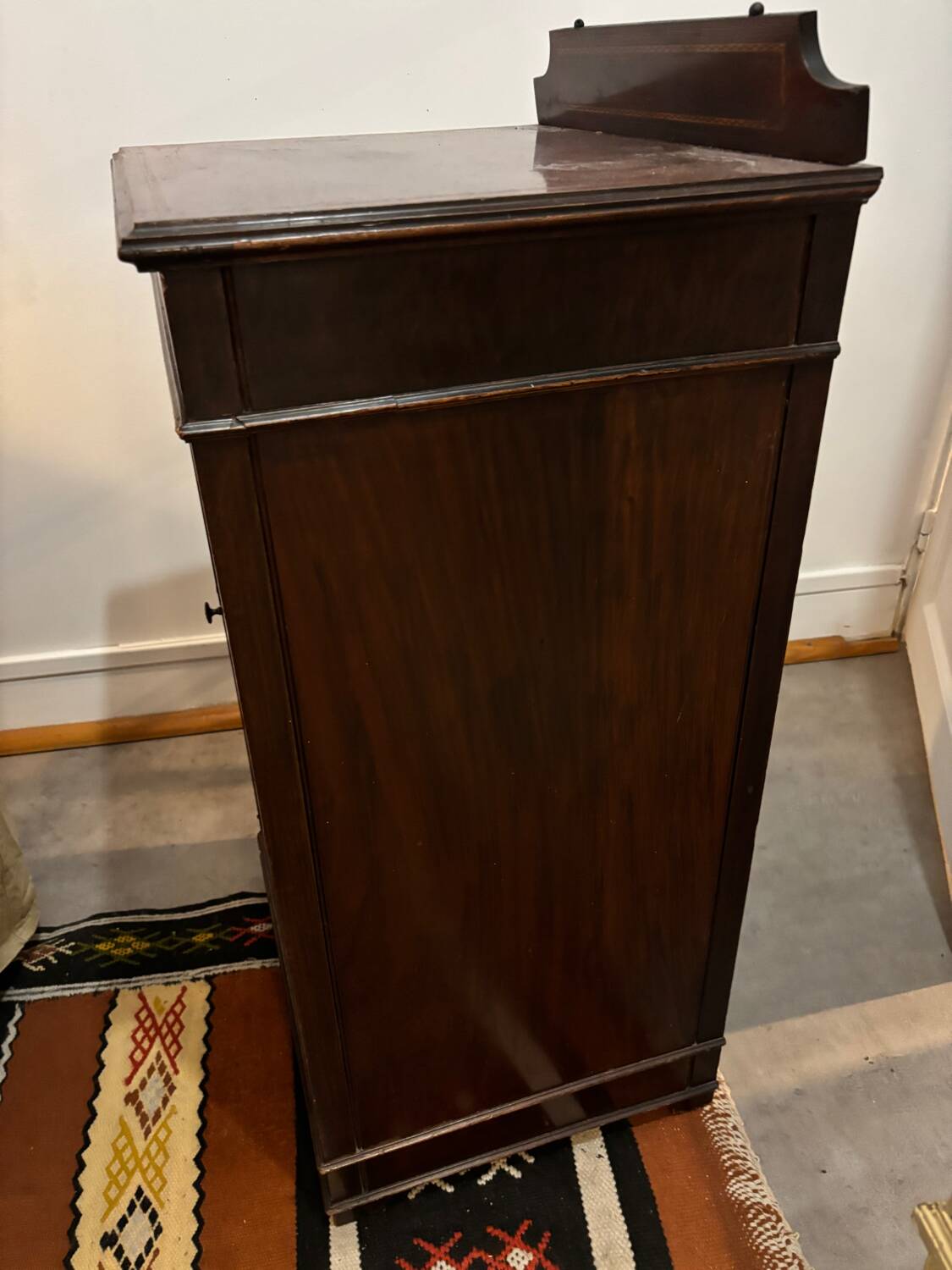 Vitrine en acajou 1900, porte avec verre biseauté