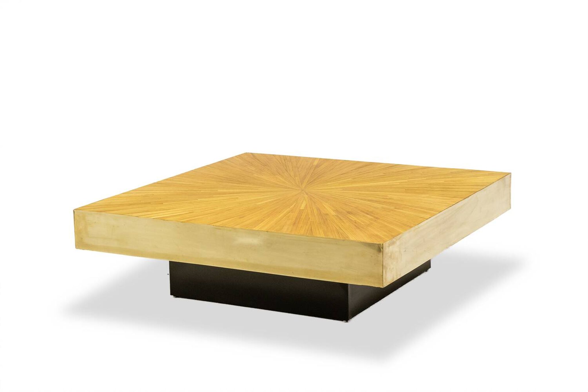Table basse en marqueterie de paille et laiton. Contemporain