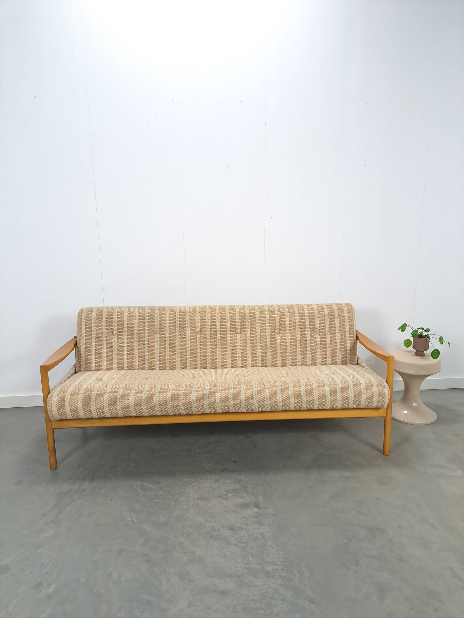 Canapé-lit beige rayé avec cadre en bois