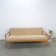 Canapé-lit beige rayé avec cadre en bois