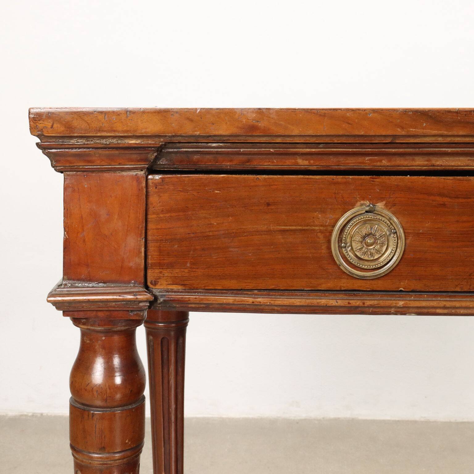 Ancient neoclassical writing desk in solid walnut, Italy, 18th century.