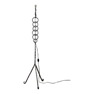 Lampadaire brutaliste chaîne