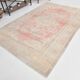 Tapis vintage rouge pâle et beige