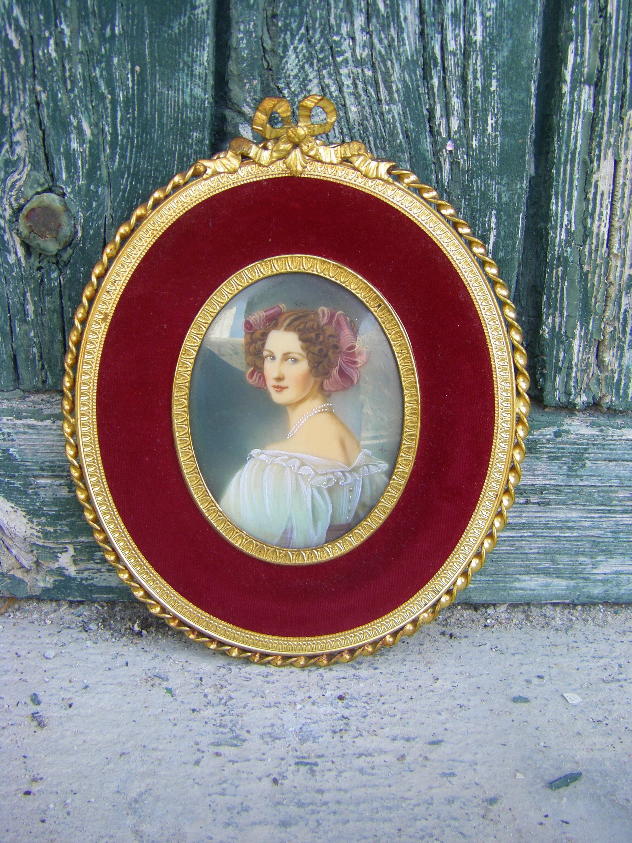Portrait miniature medallion