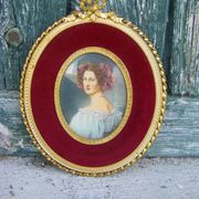Portrait miniature medallion