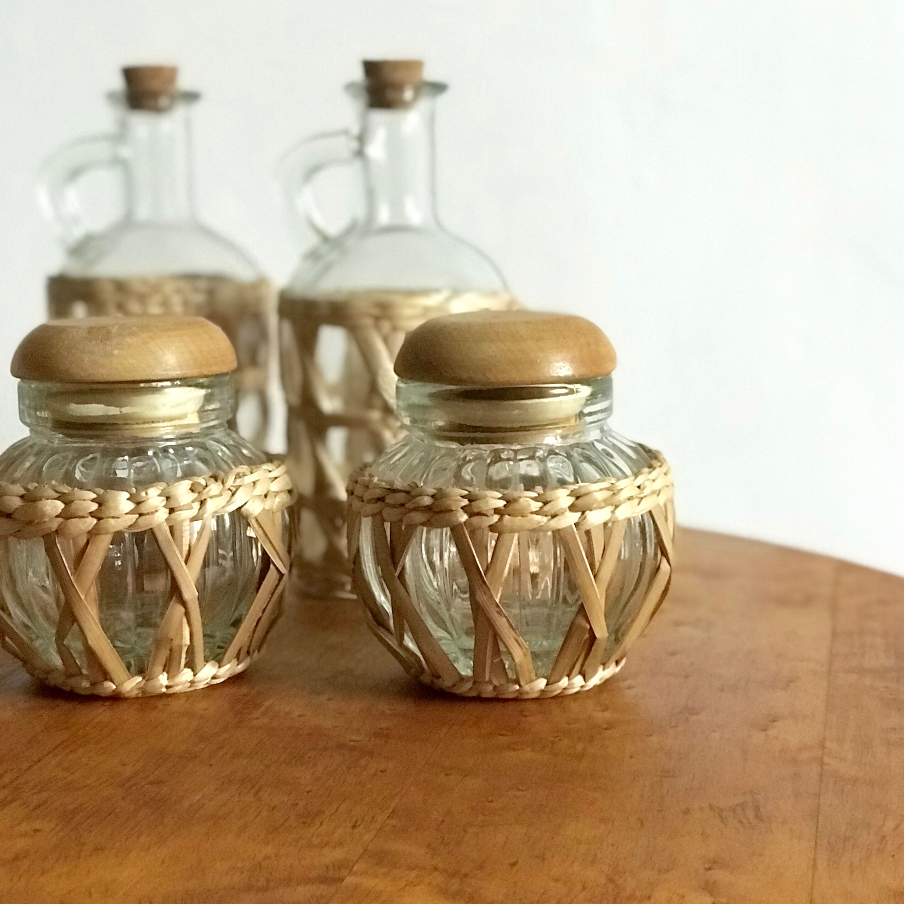 Pots et flacons en verre et rotin