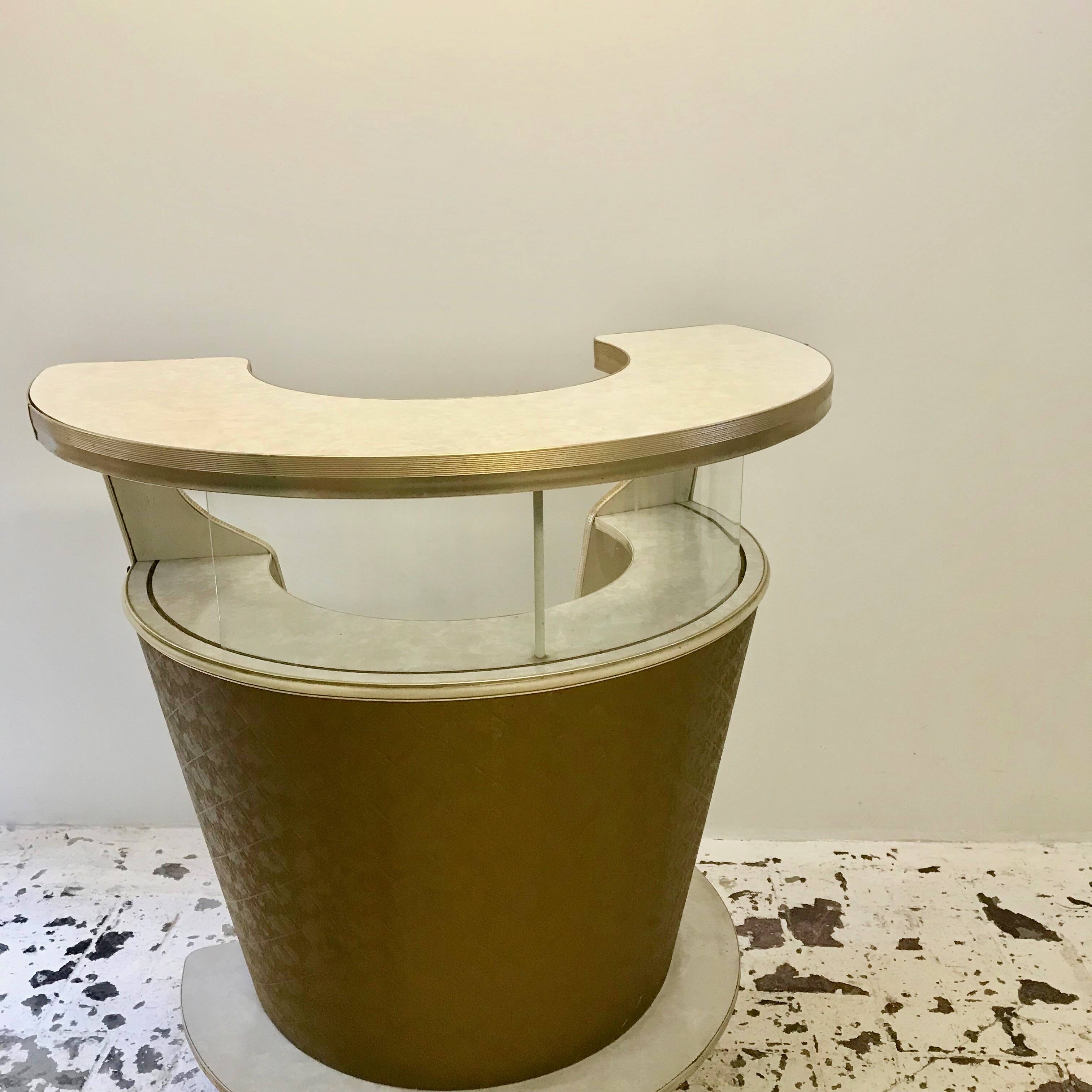 Mini bar en formica.