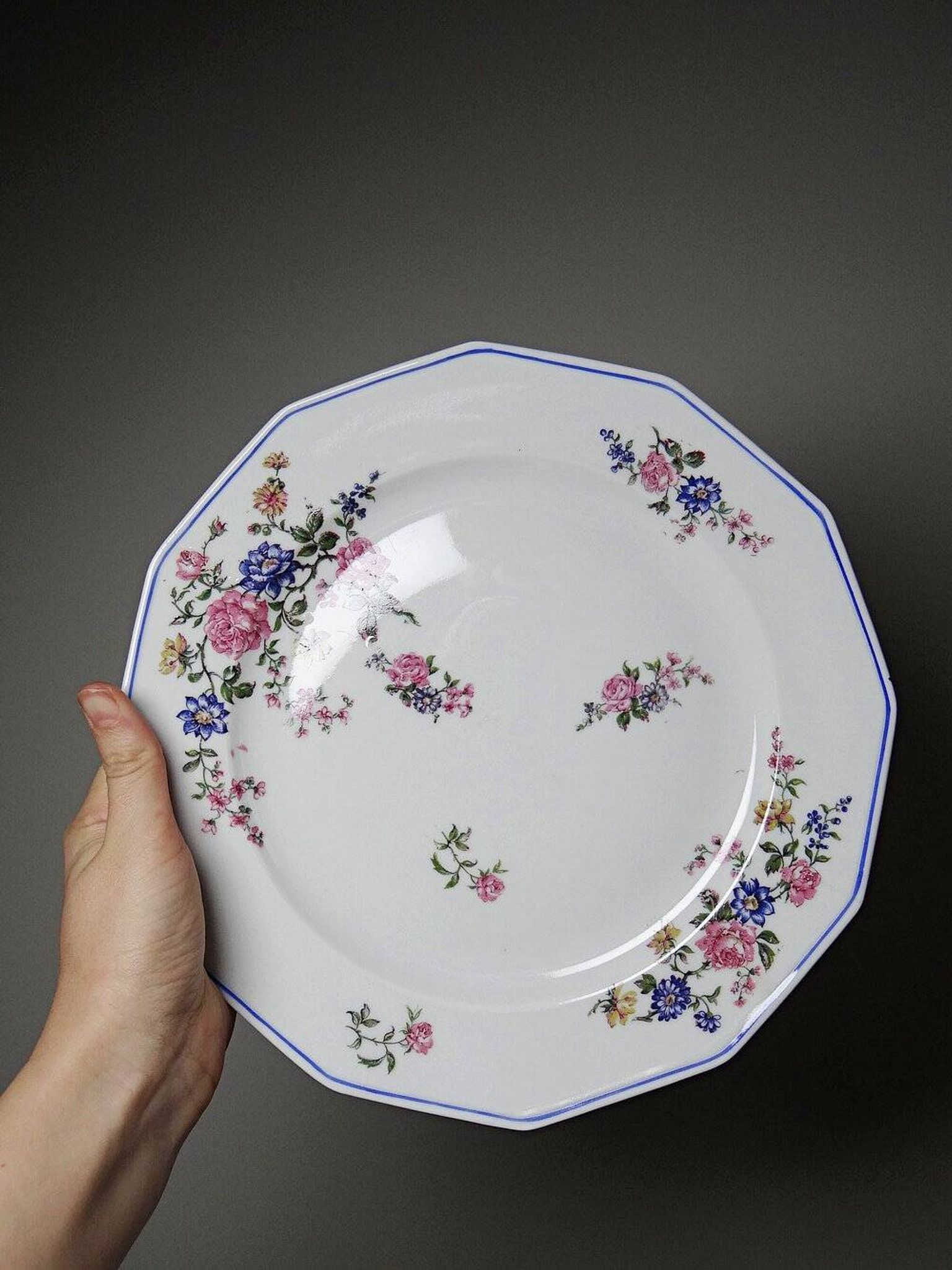 4 flat plates by Bernardaud, Limoges porcelain, floral decoration from the 1920s to 1950s.
