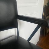 Chaise en skaï noir