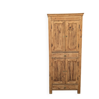 Armoire homme debout