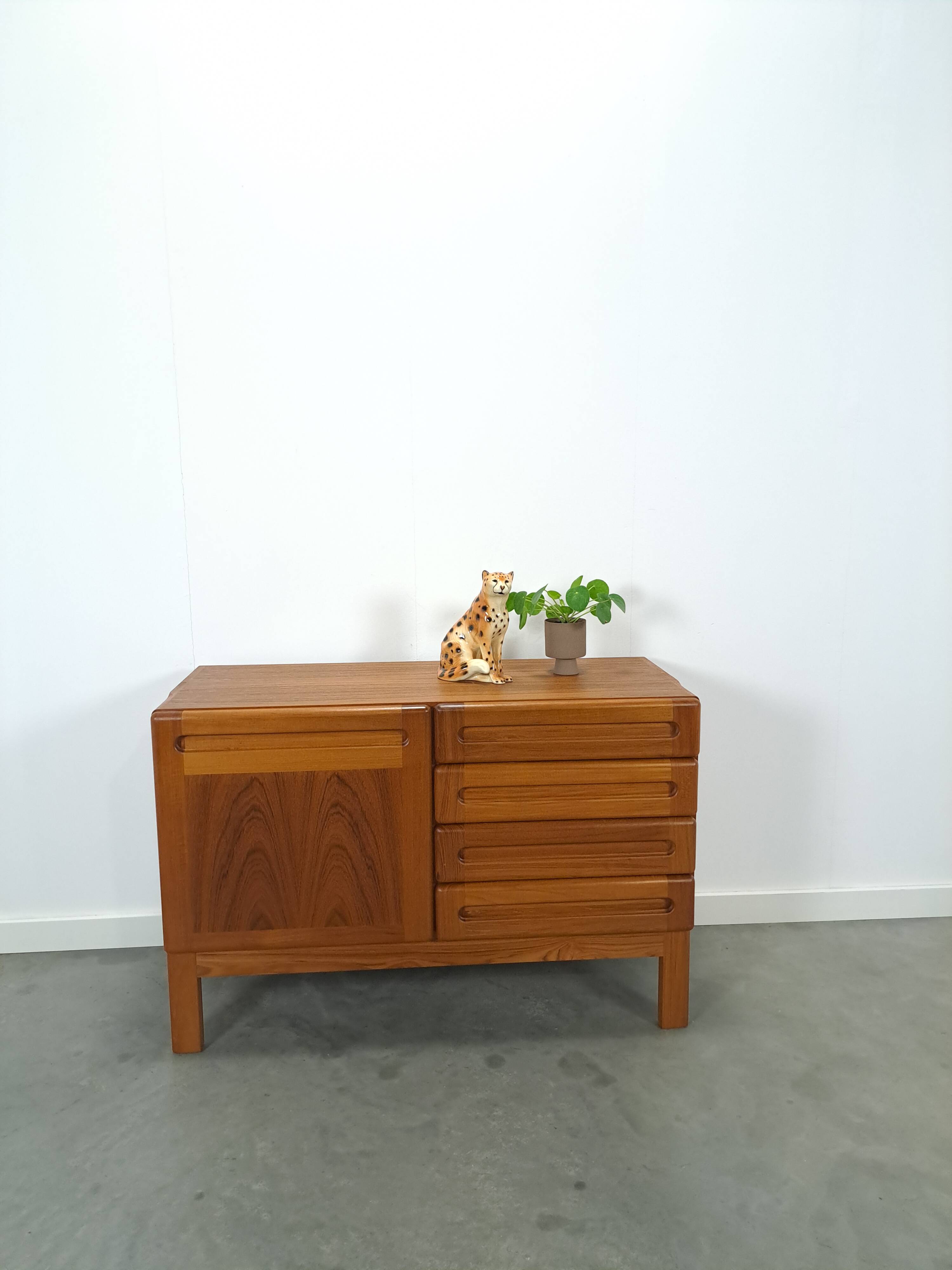 Deens design teak dressoir Dyrlund