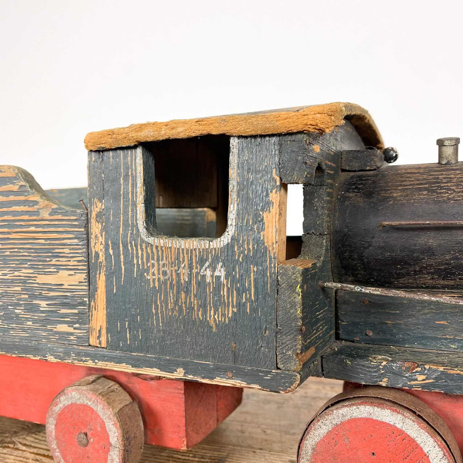 Jouet train en bois art populaire 1944