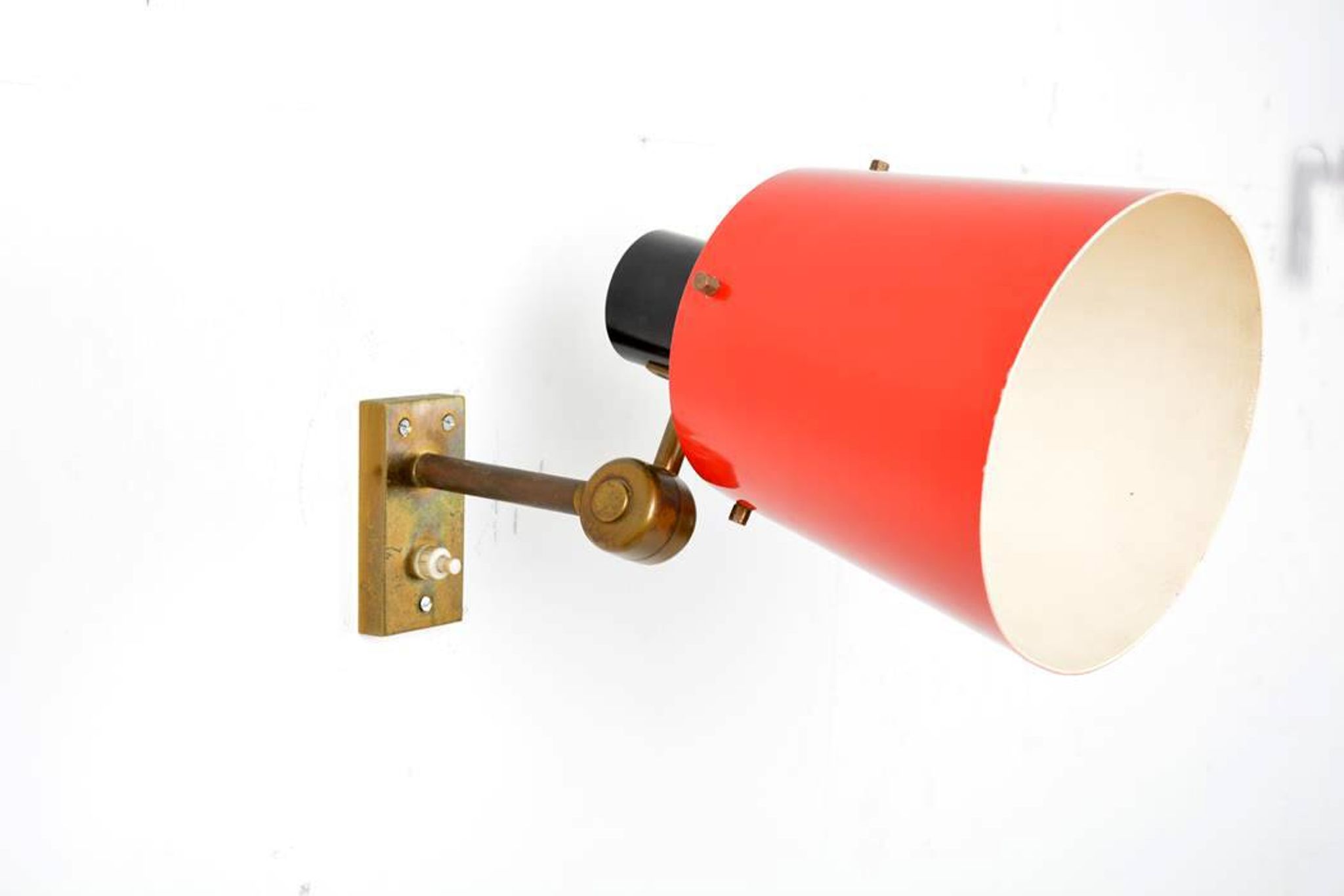 Old and rare Stilnovo wall light, red and black lacquered metal and brass With period label