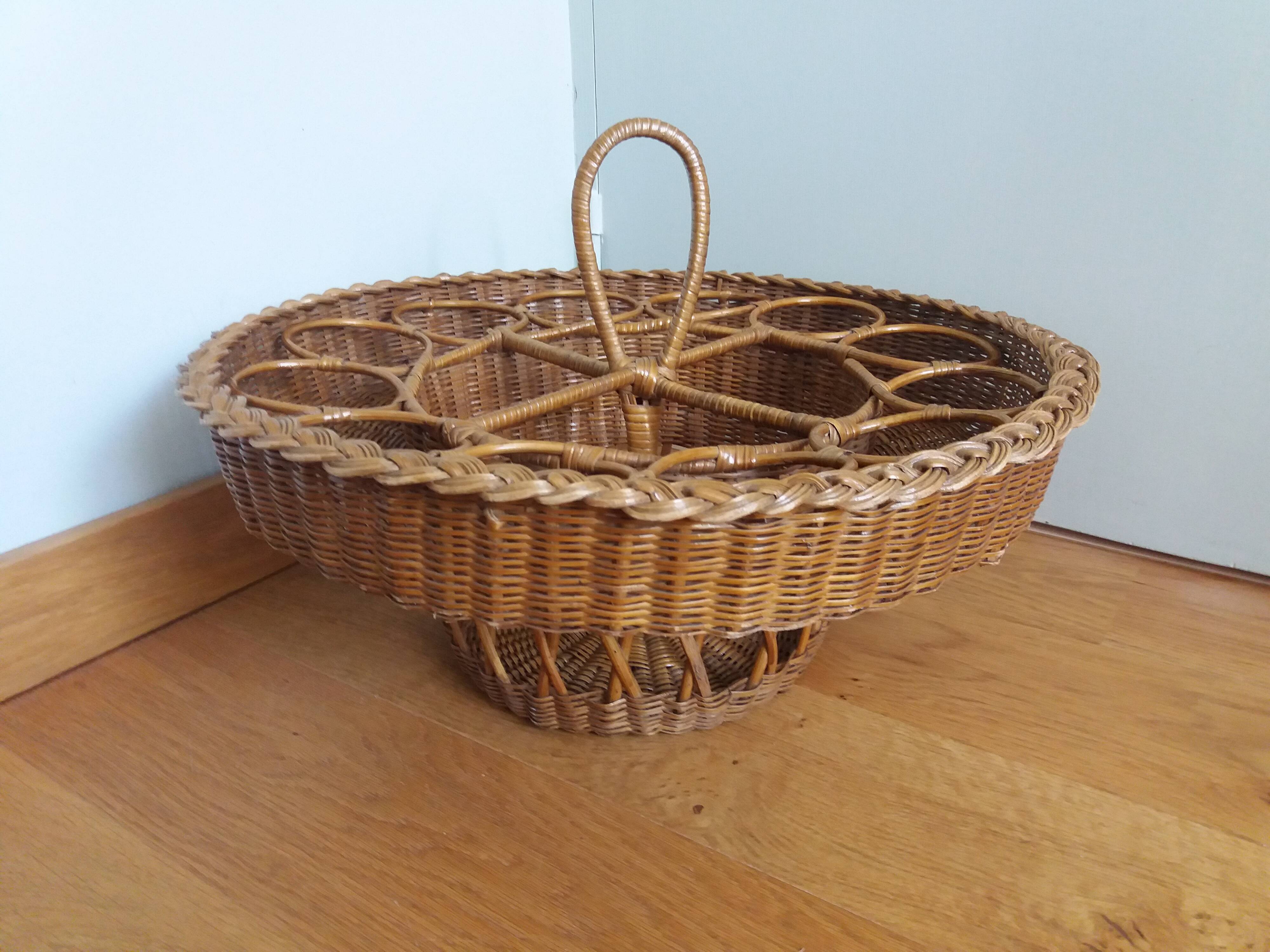 Aperitif basket for glasses and bottles in rattan wicker