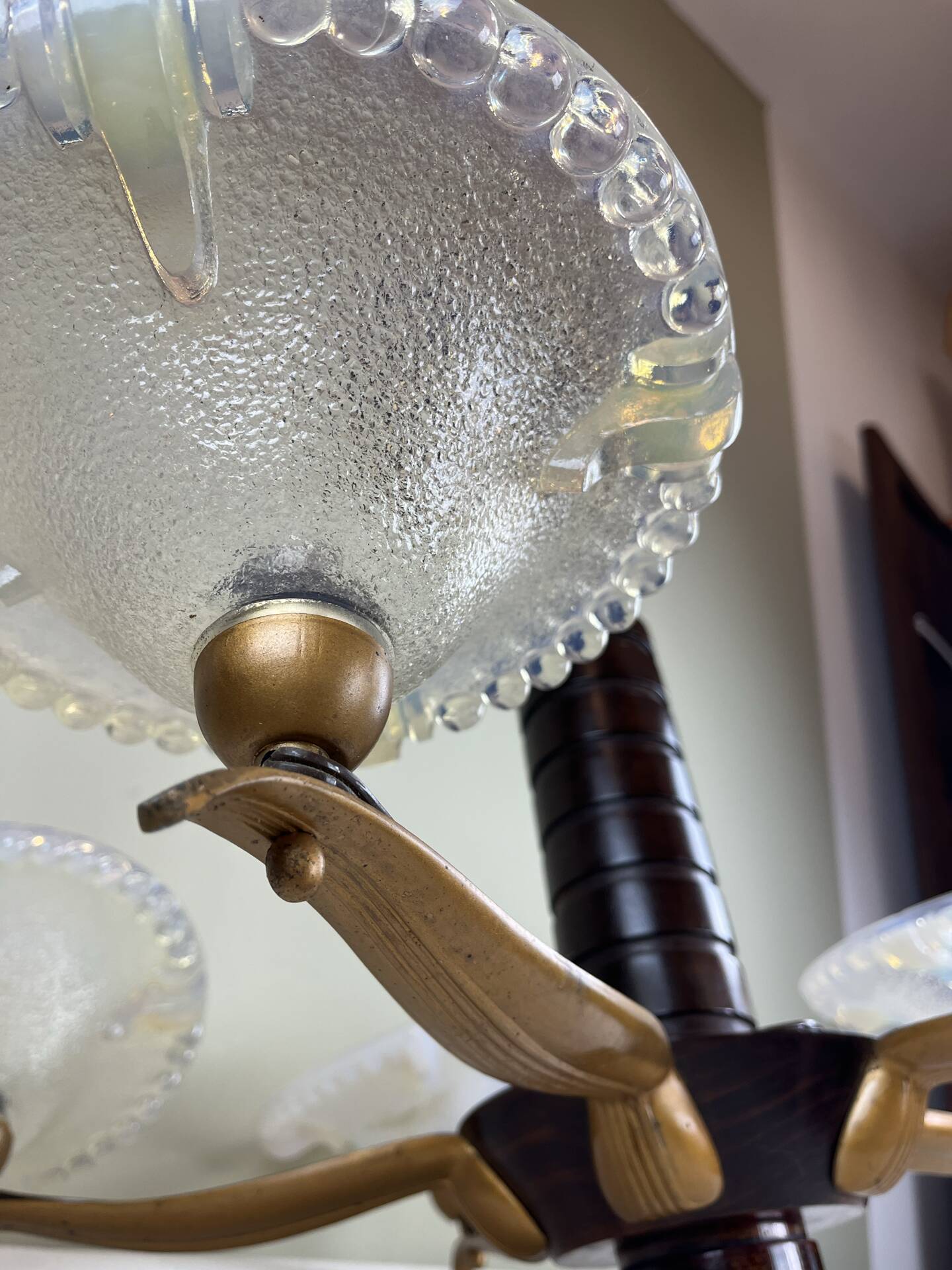 Lustre moderniste français en bois, laiton et verres opalescents