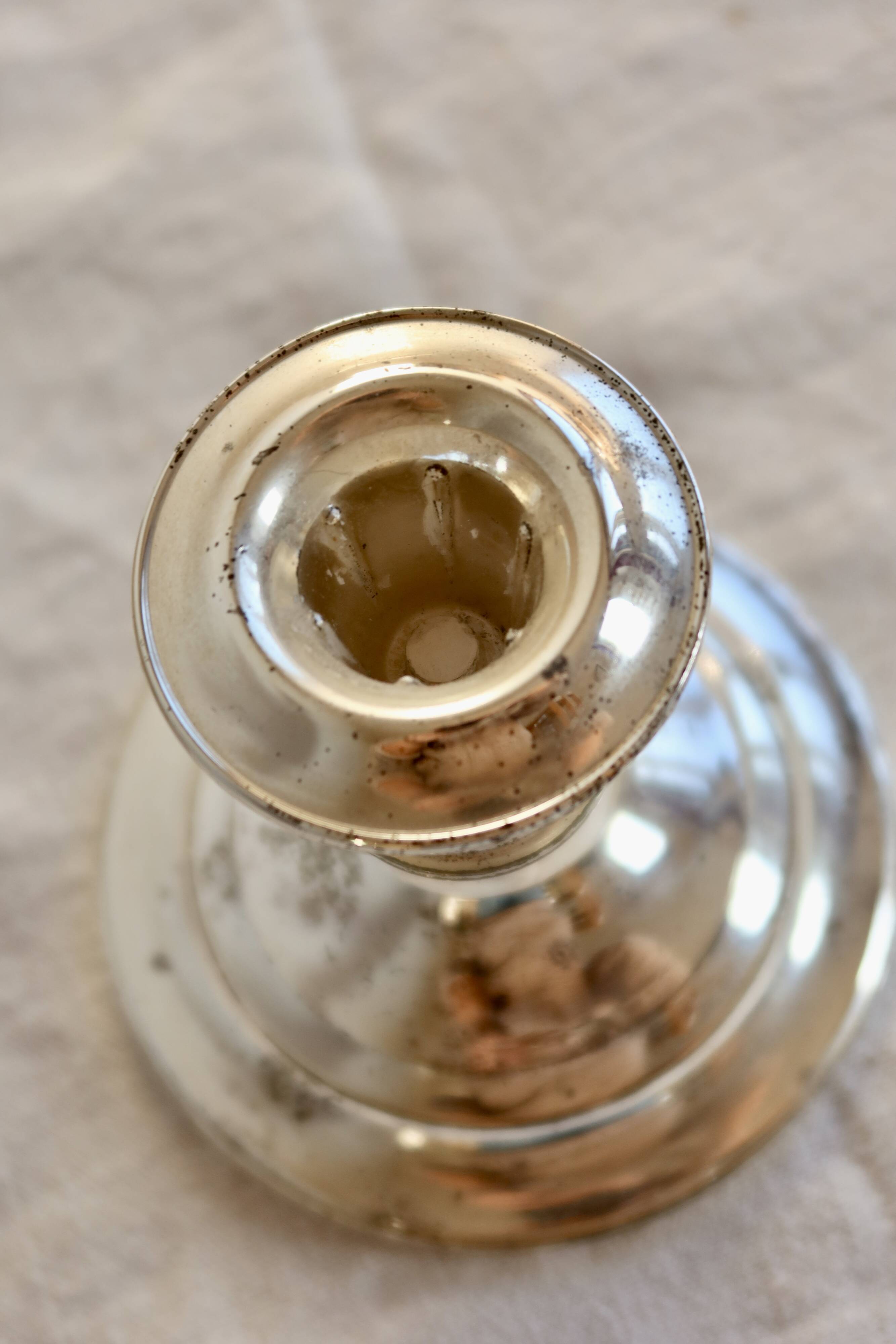 Bougeoir ancien en métal argenté patiné