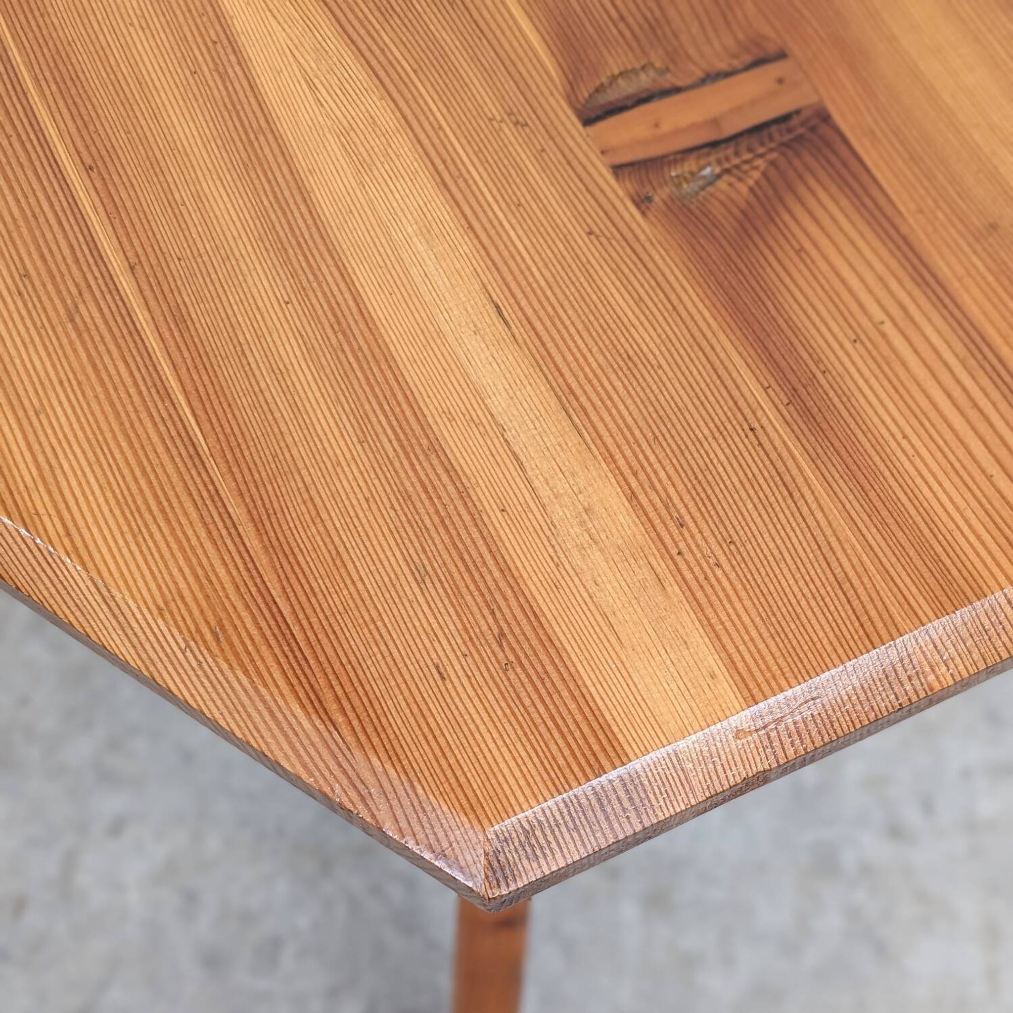 Table d'appoint brutaliste française en pin, années 1970