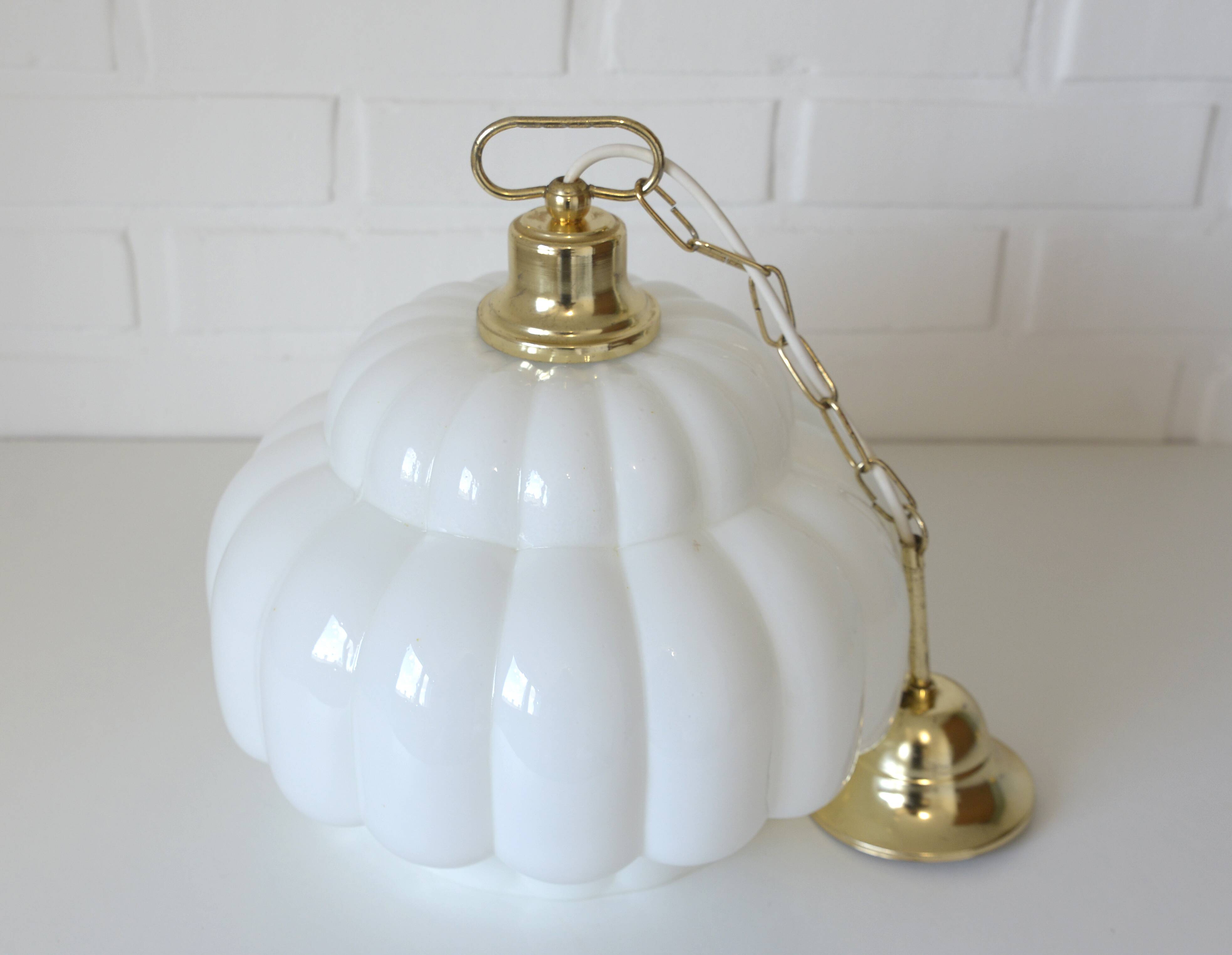 Suspension vintage en verre opalin blanc / Éclairage éclectique années 1970