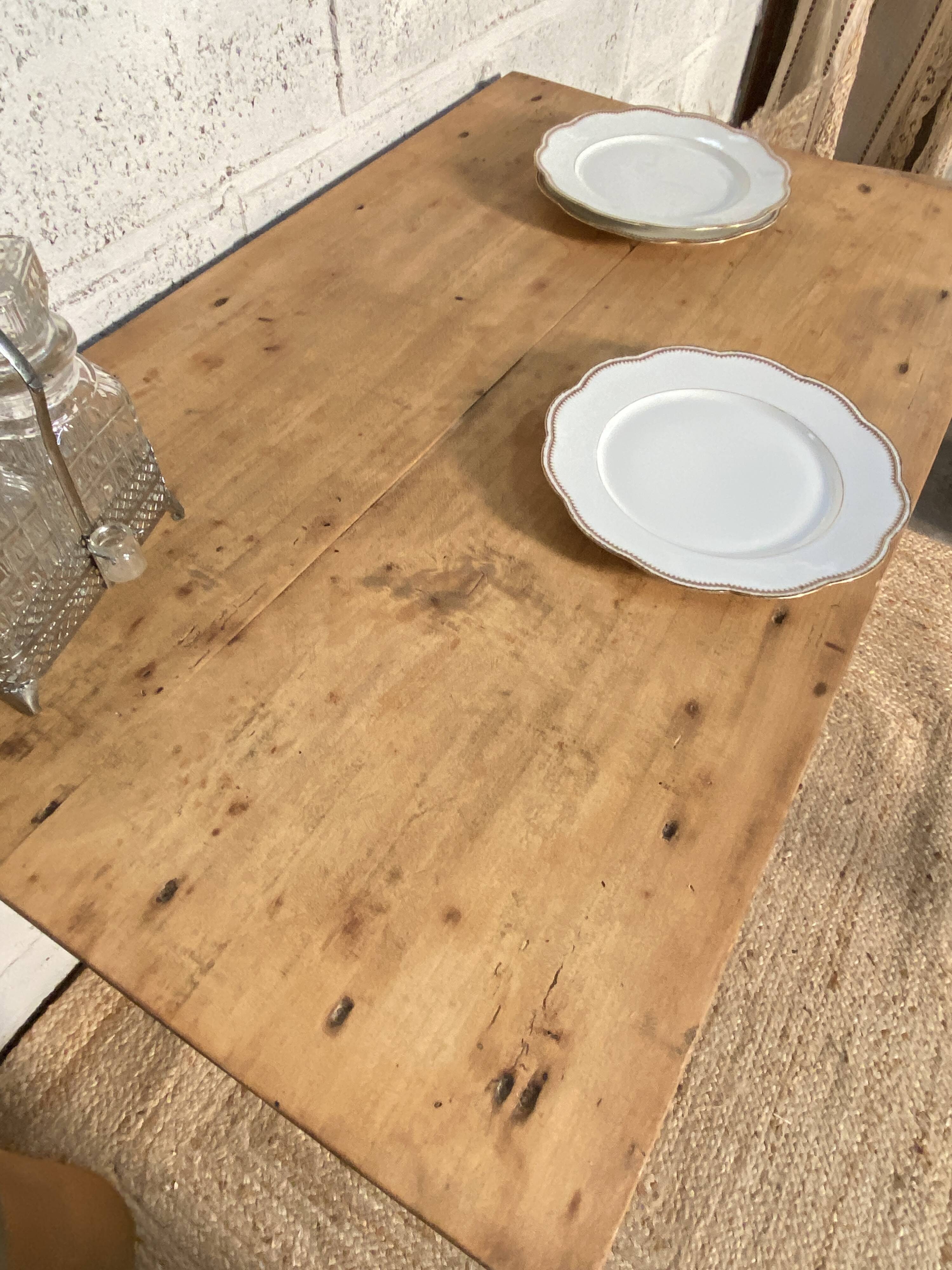 Farmhouse table with turned legs
