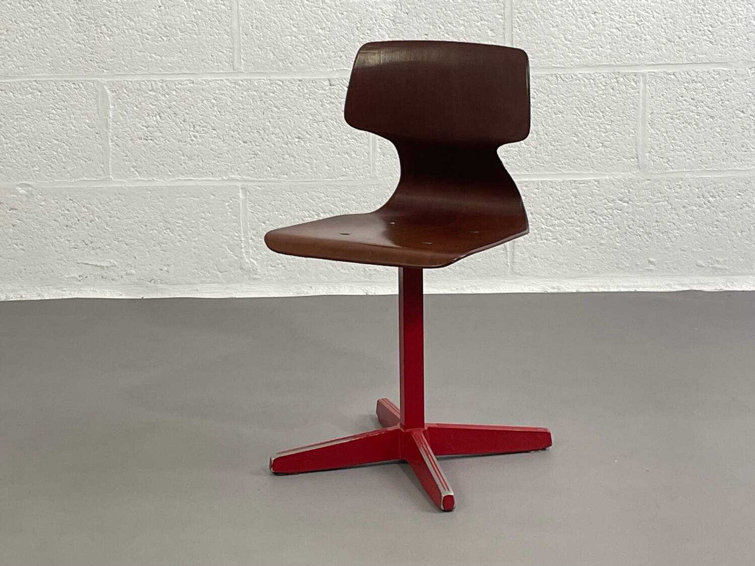 Galvanitas school chair