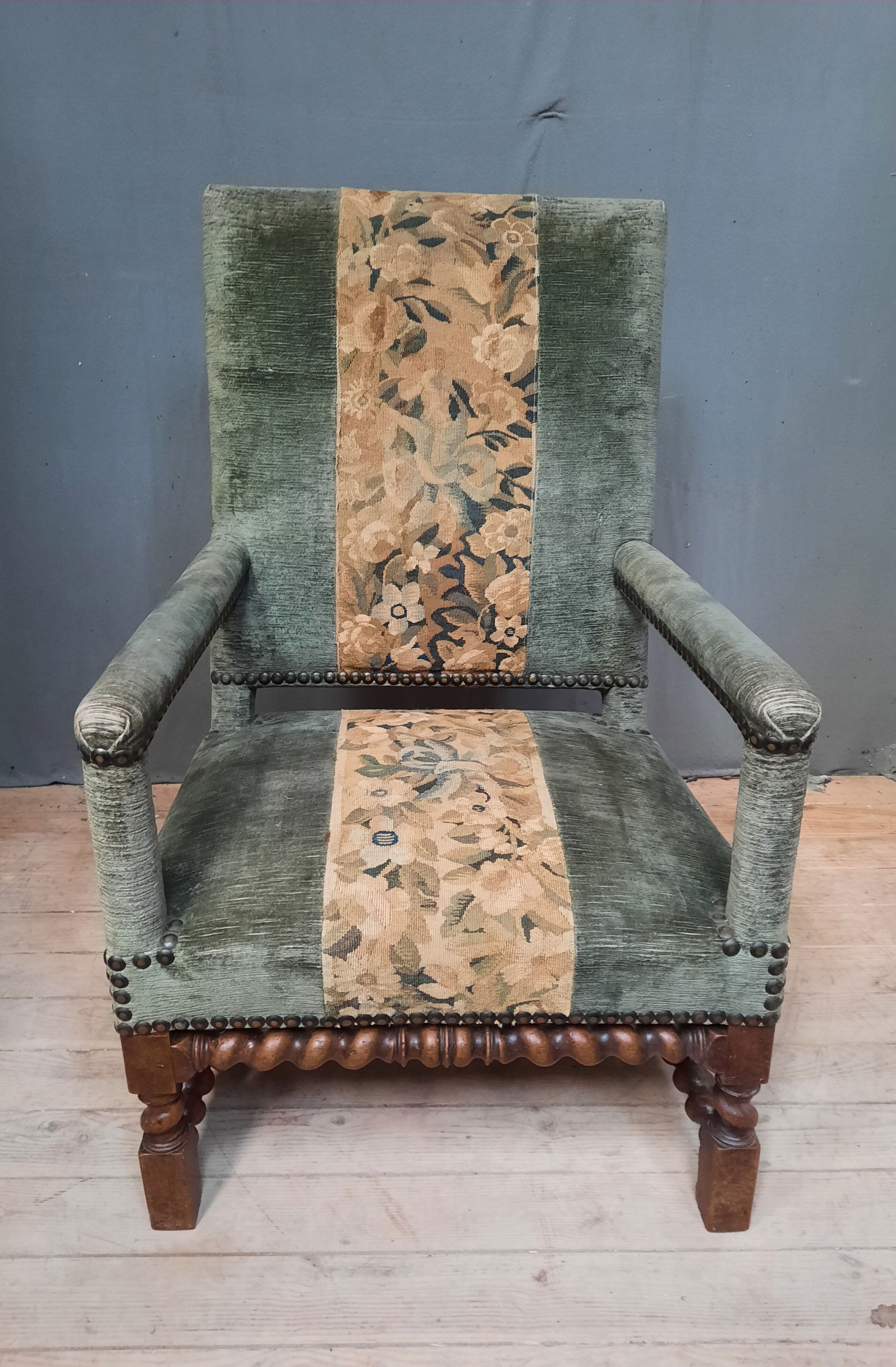 Faiteuil Louis XIII upholstered in part from the 17th century