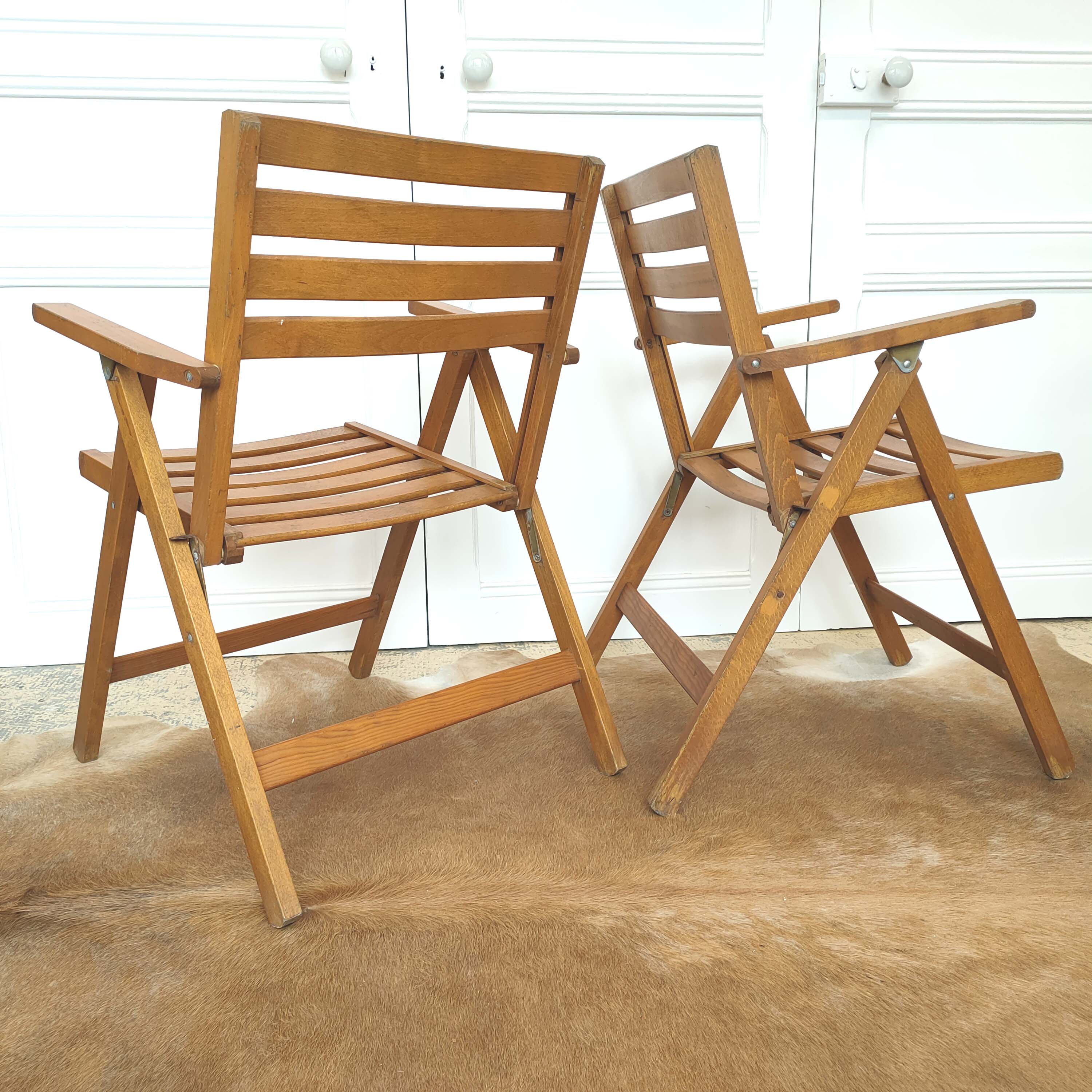 Pair folding chairs wooden