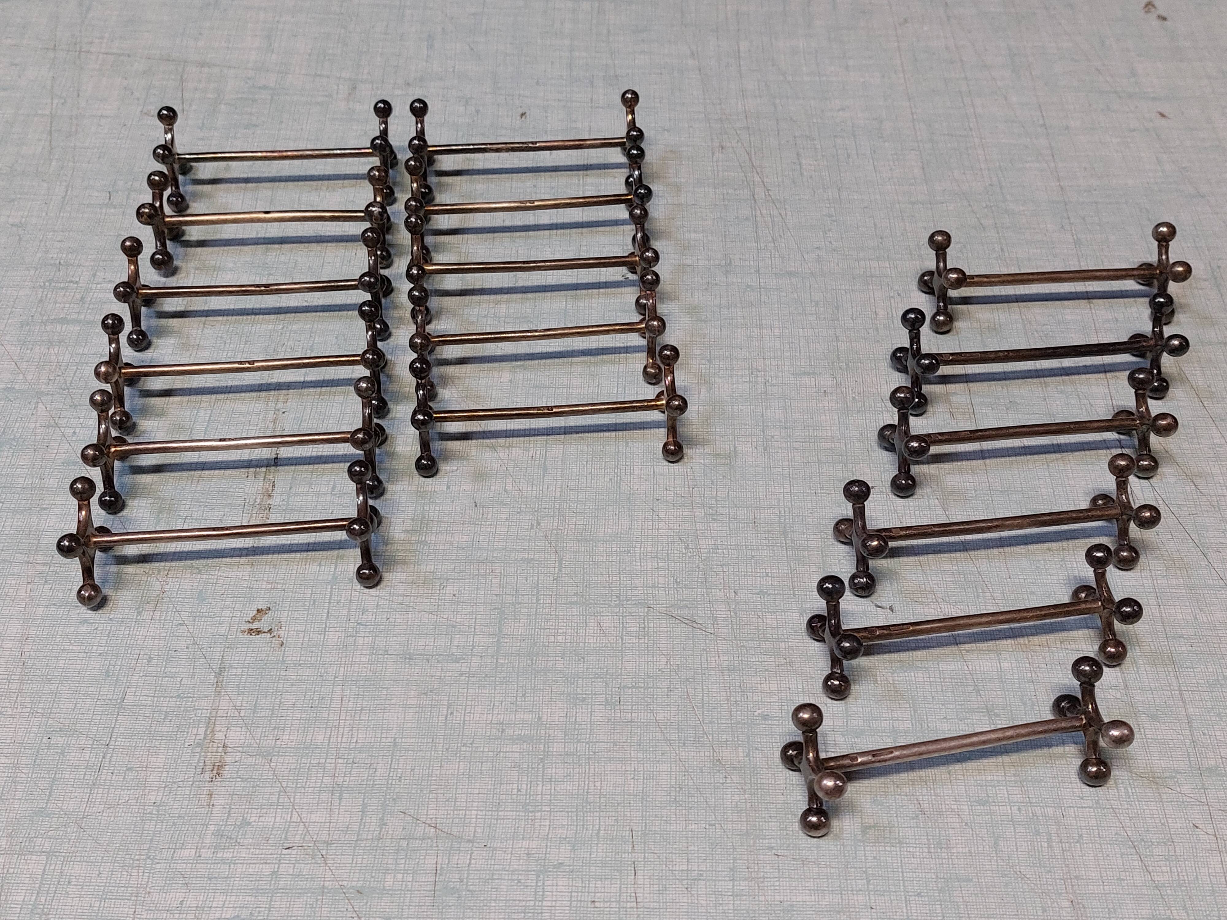 17 Christofle silver-plated knife rests in the Atonium model.