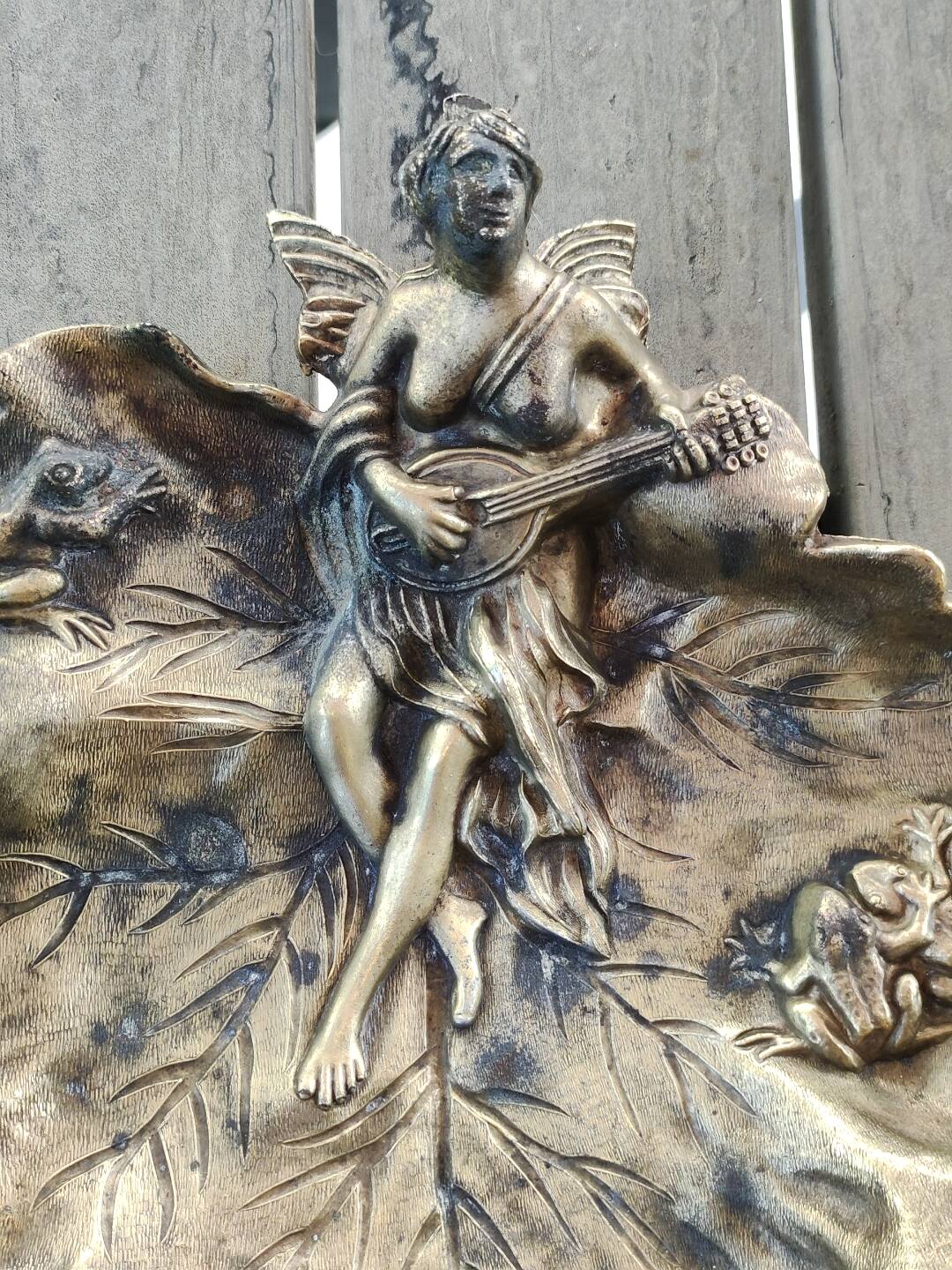Vide poche Art Nouveau en régule, Femme à la mandoline sur feuille de vignes