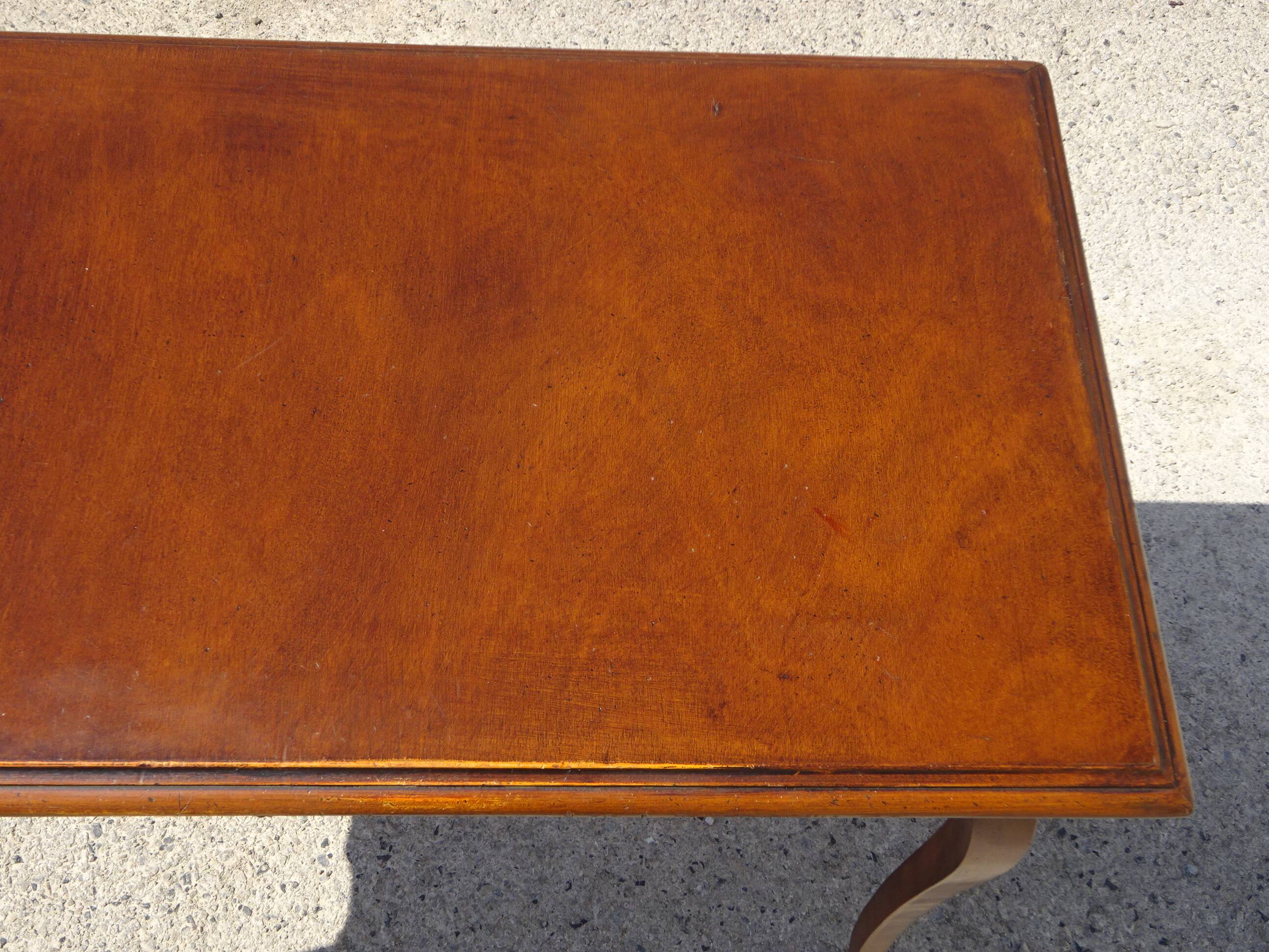 Petit bureau en bois de style Louis XV
