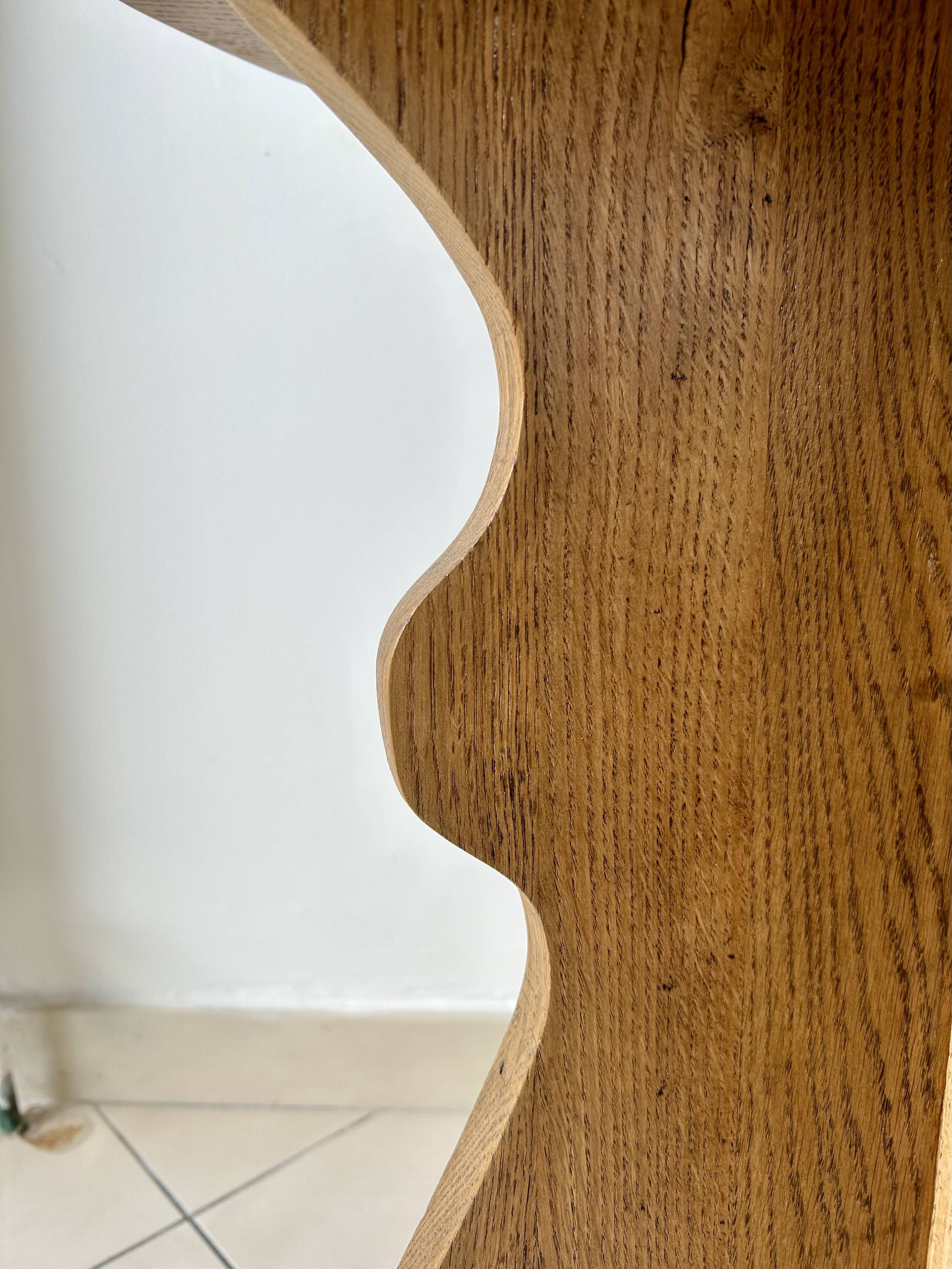 Table d'appoint en chêne massif avec pied ondulé