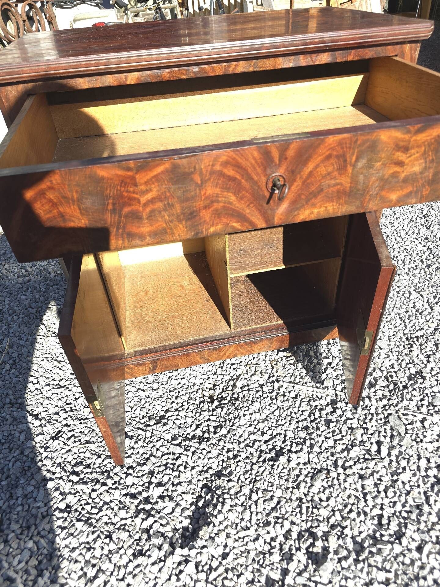Mahogany chest of drawers