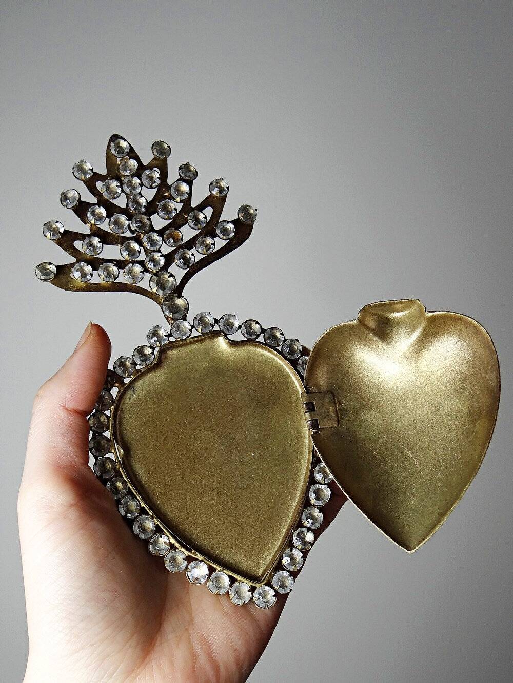 Ex-voto ancien cœur enflammé de Marie pomponne serti de strass, XIXe-XXe