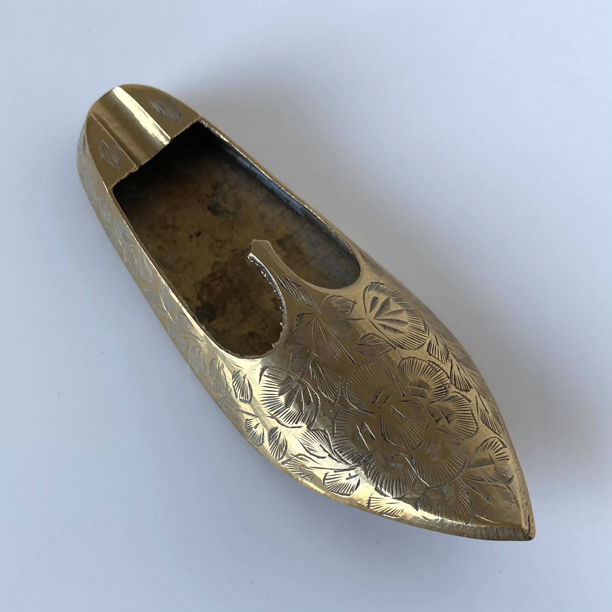 Indian brass ashtray with engraved floral decoration in the shape of a slipper