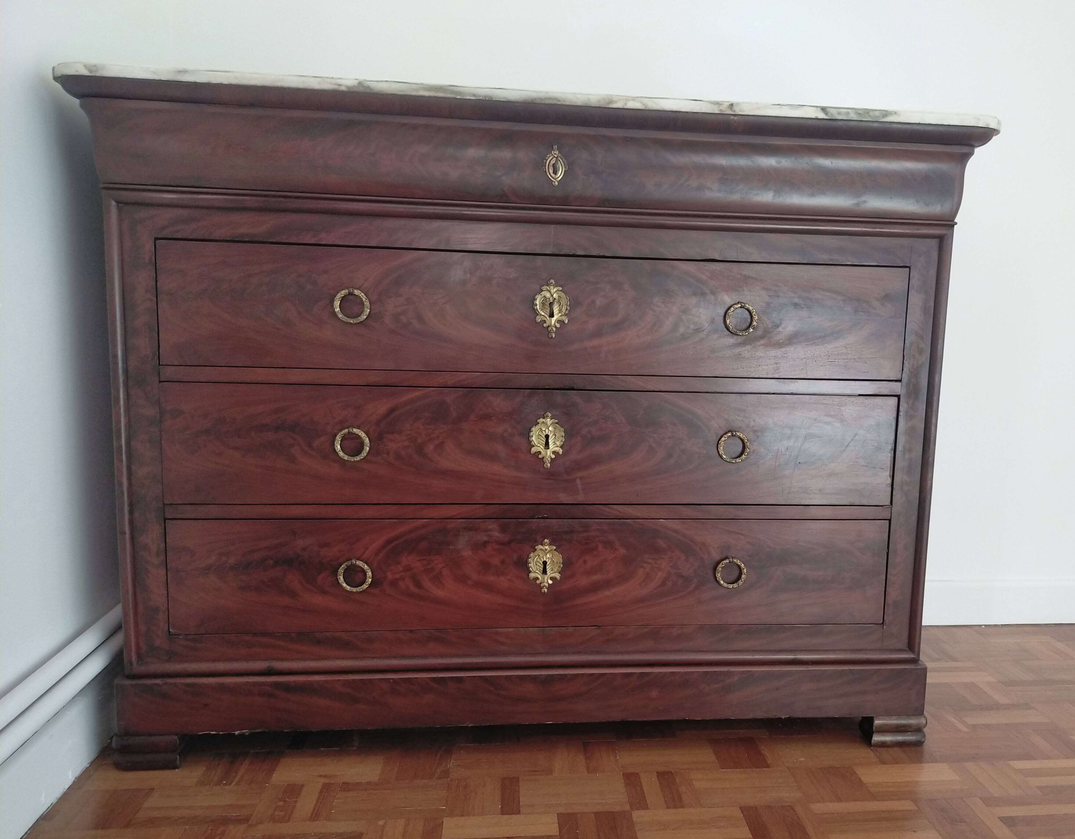 Commode Louis Philippe en acajou et plateau marbre
