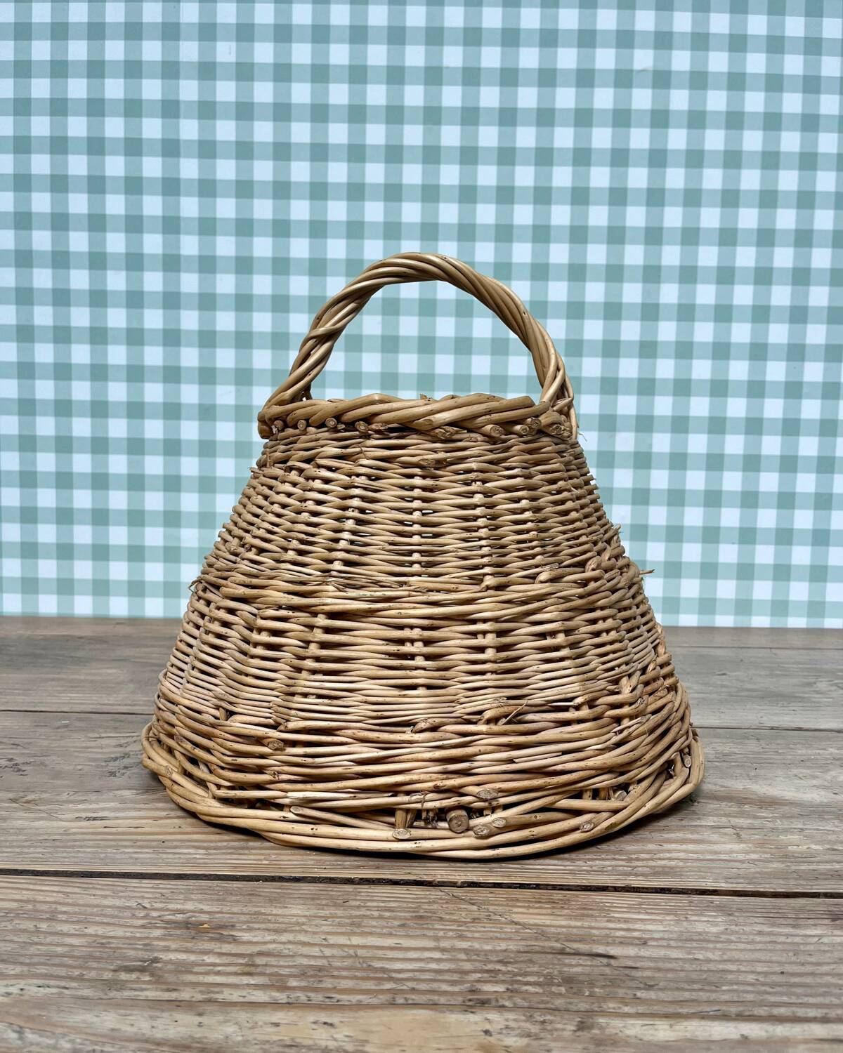 Round basket with vintage rattan handle