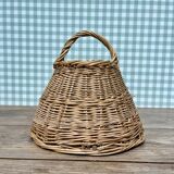 Round basket with vintage rattan handle
