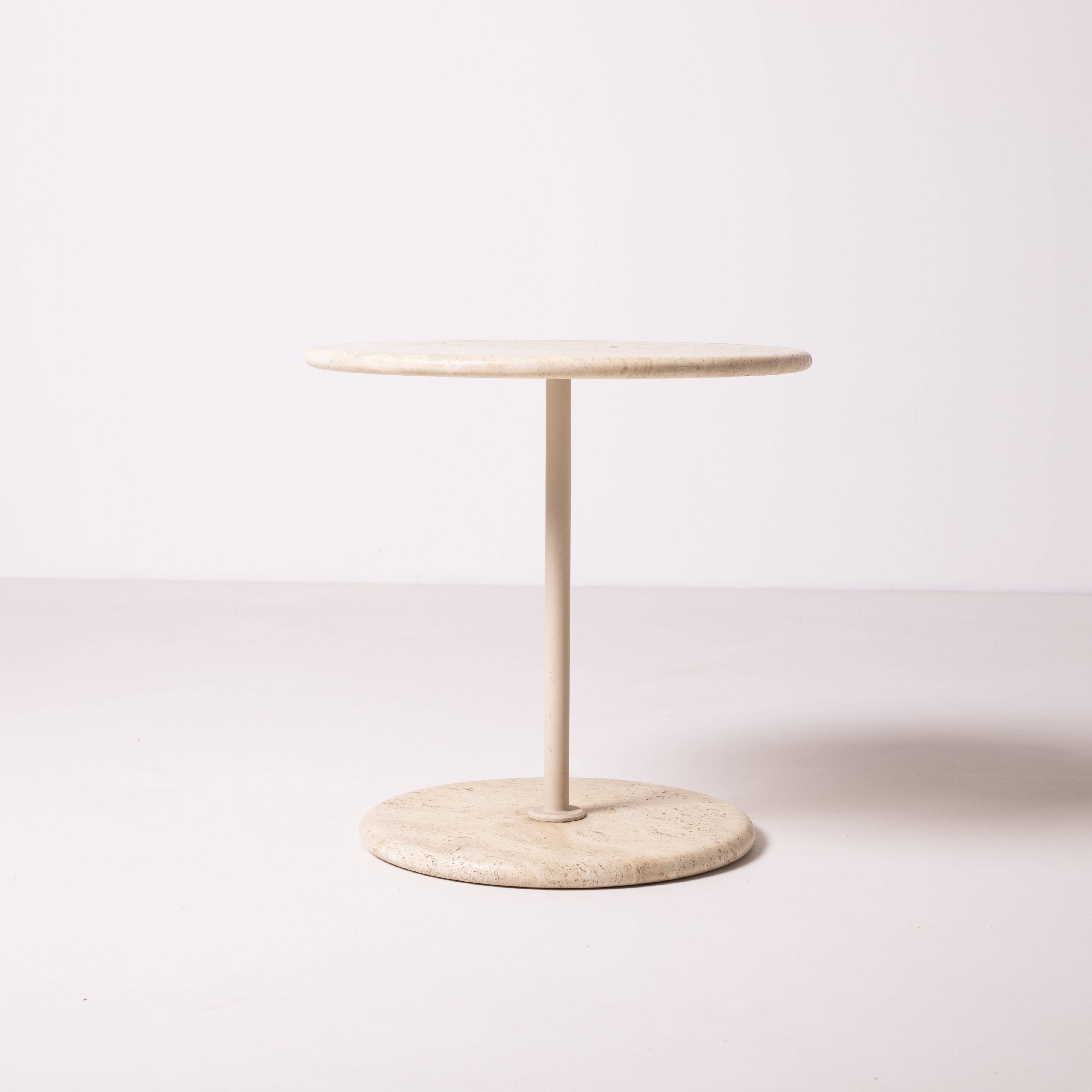 Table d'appoint/table basse ronde postmoderne en travertin, Italie, années 1980