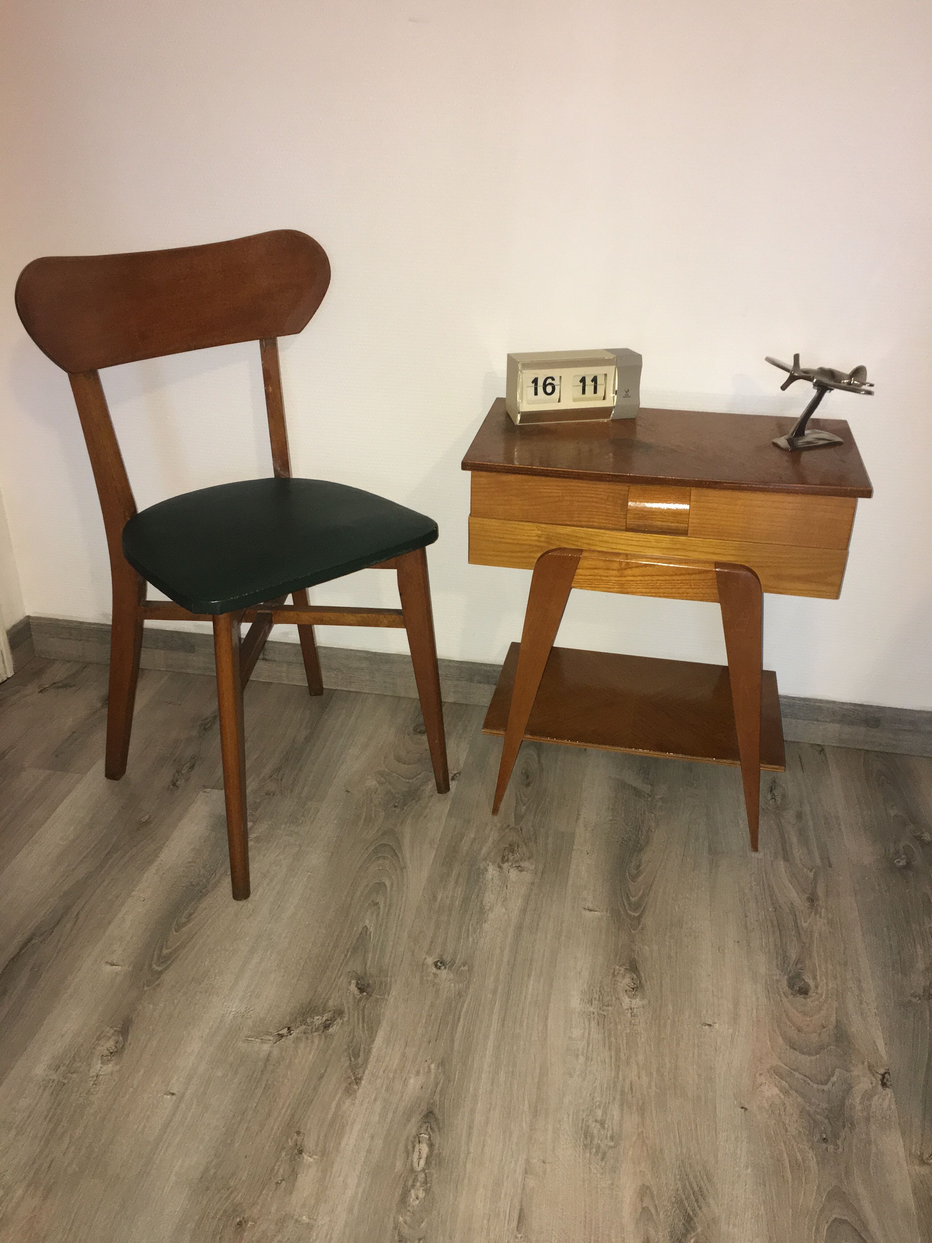 Chevet vintage scandinave travailleuse pieds compas