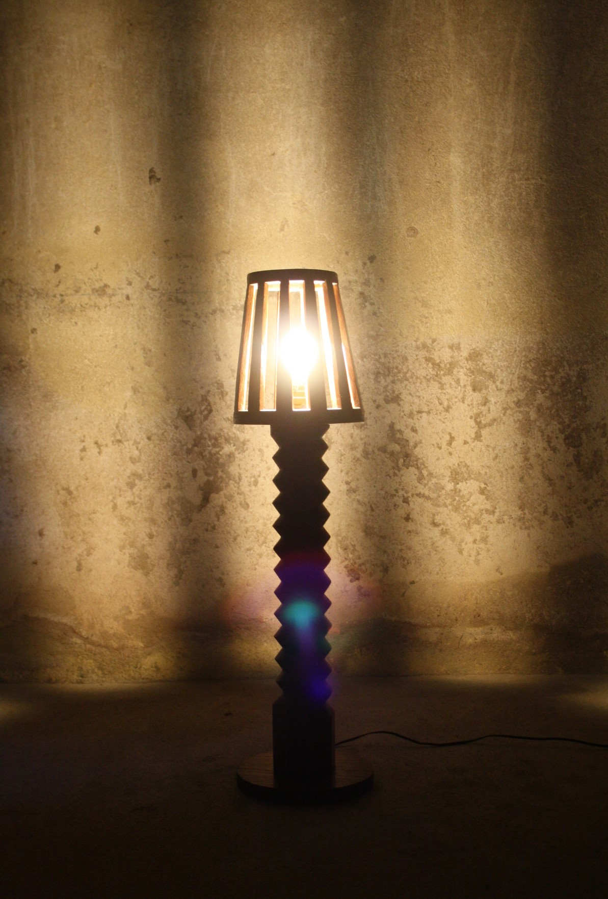Press screw floor lamp